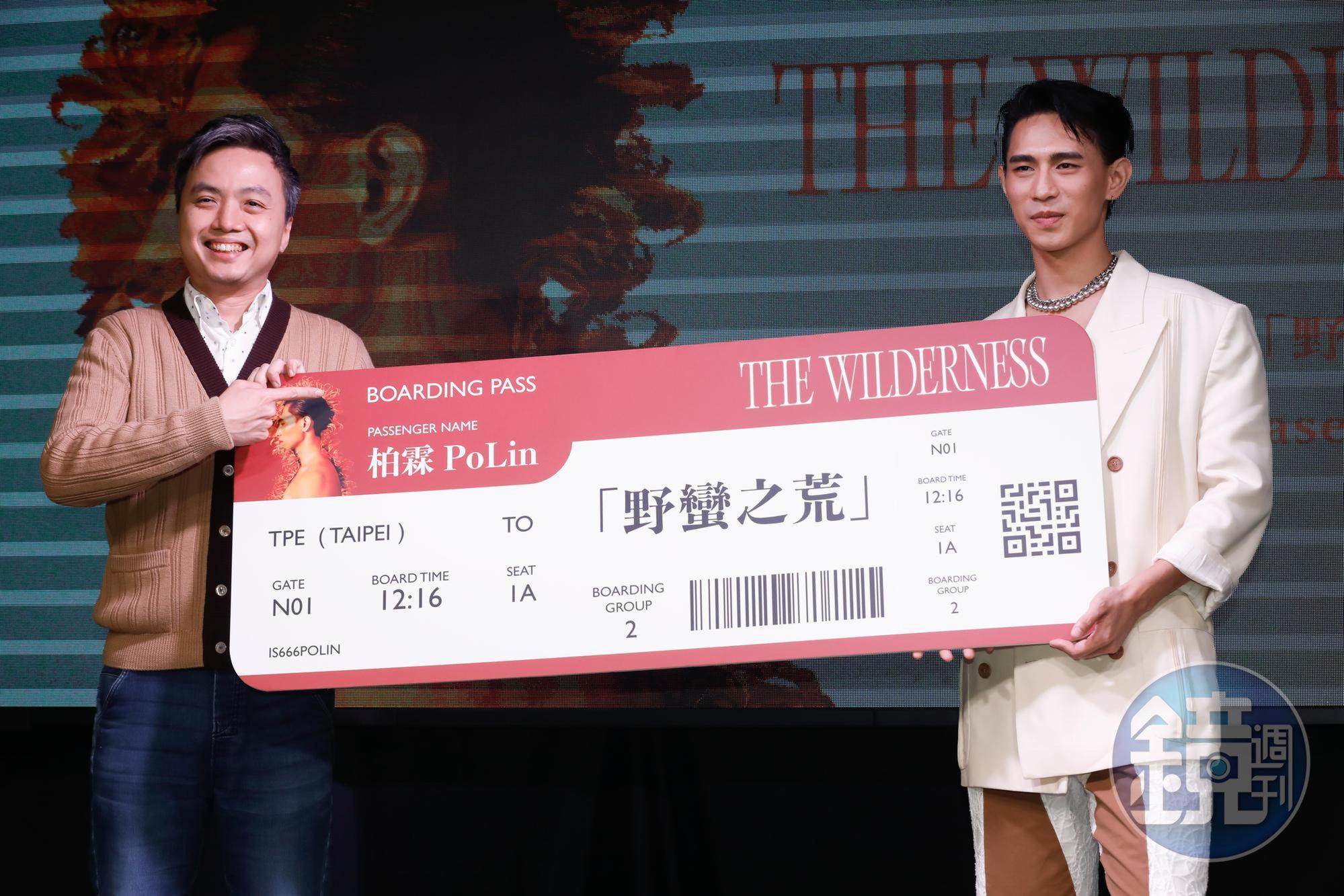 索尼音樂娛樂總經理符國文(左)送上登機證,希望柏霖延續好成績。