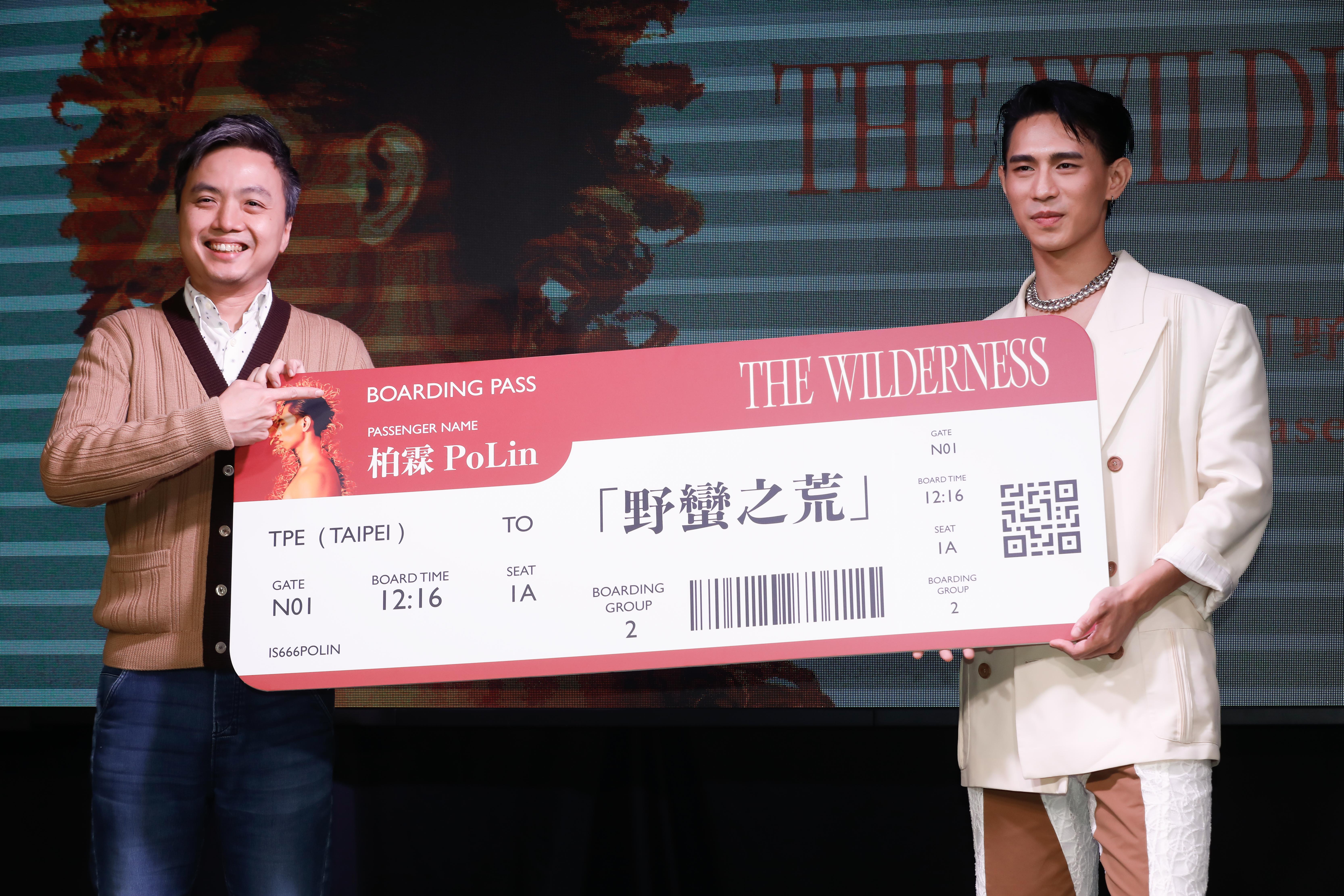 索尼音樂娛樂總經理符國文（左）送上登機證，希望柏霖延續好成績。