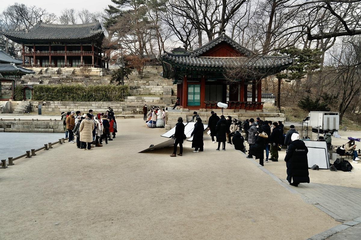 電影中有高達8成以上的場景在韓國拍攝，並赴當地景福宮等景點取景。（采昌提供）