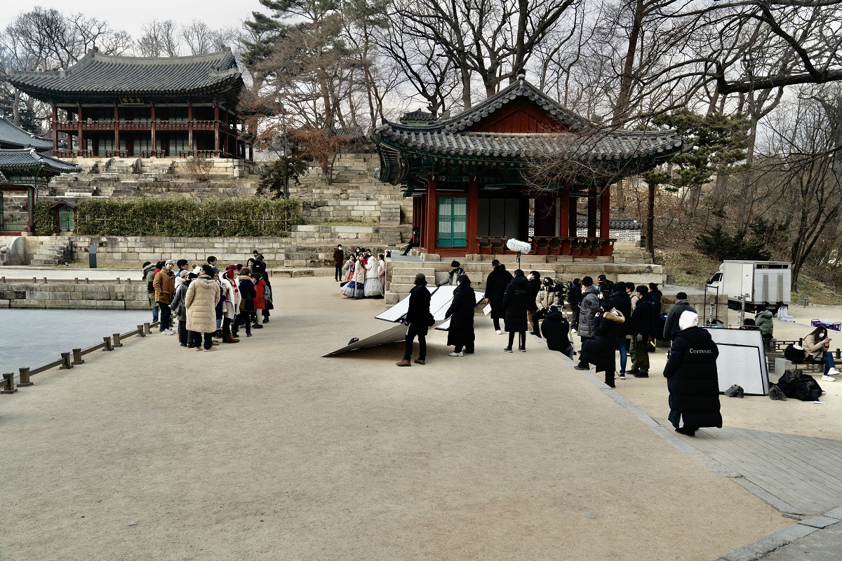 電影中有高達8成以上的場景在韓國拍攝，並赴當地景福宮等景點取景。（采昌提供）