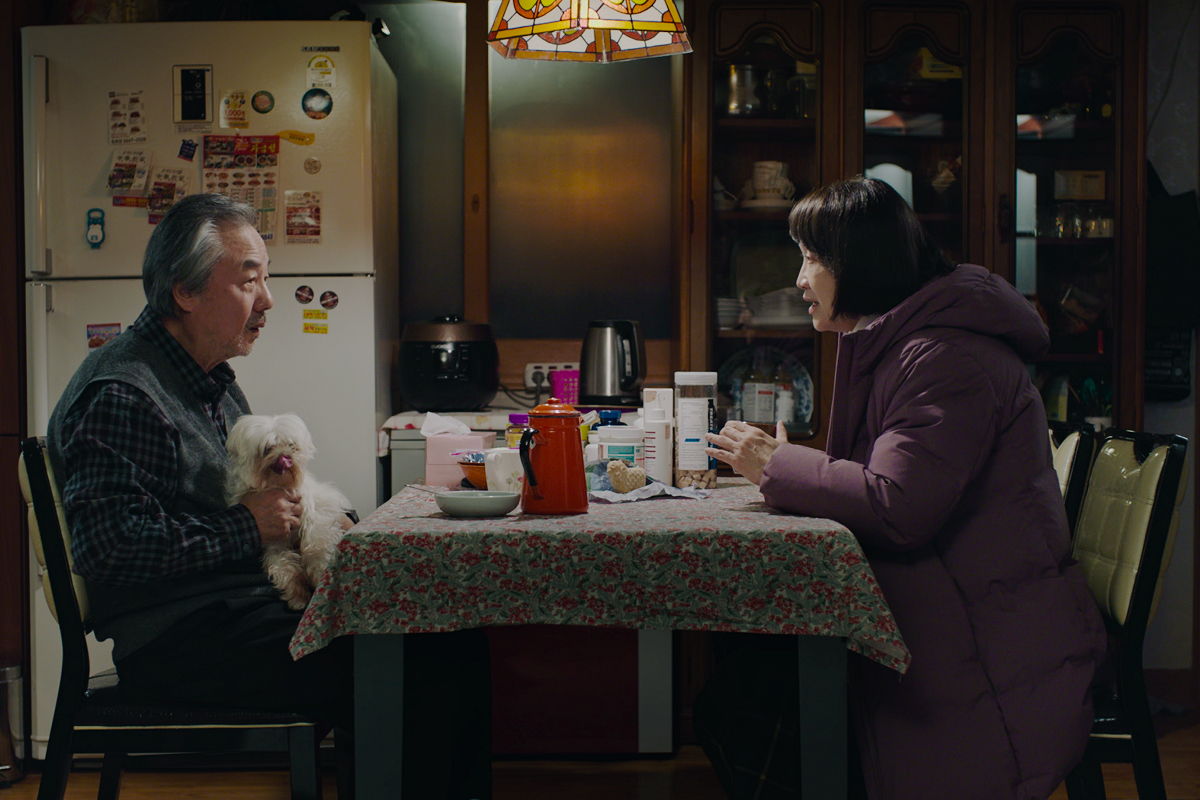 洪慧芳（左）與鄭東煥靠眼神、動作對戲，2人也分別入圍金馬獎最佳女主角與男配角。（采昌提供）