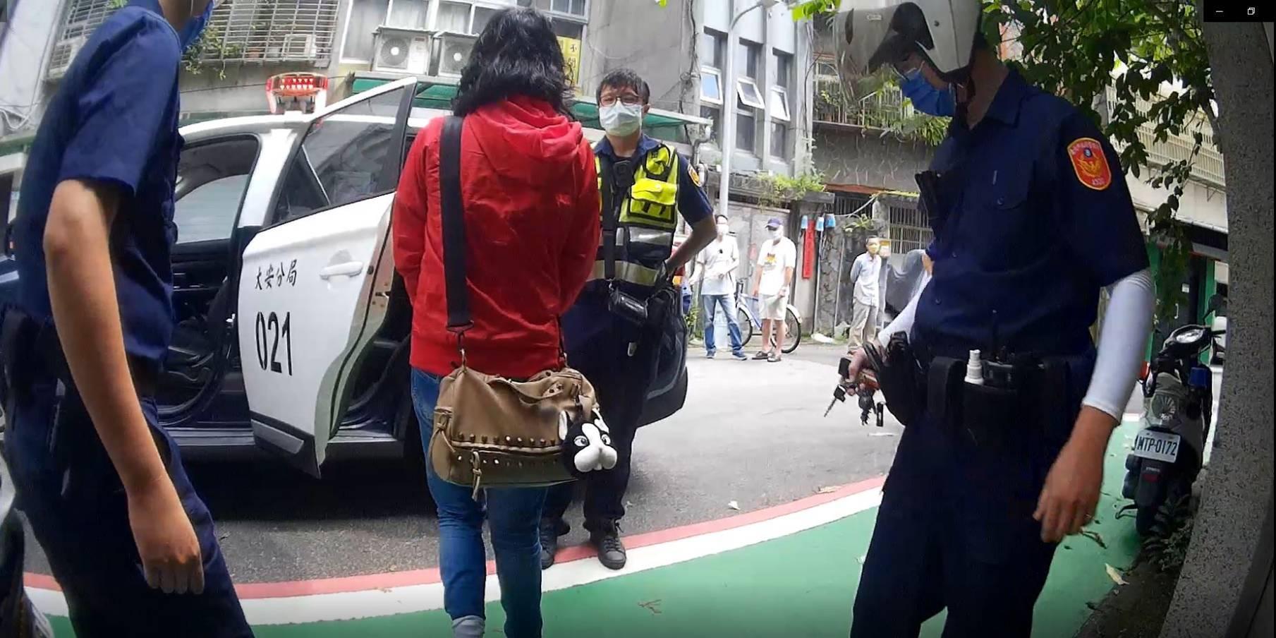 警方將入侵別人家的詹女帶回偵辦。（翻攝畫面）