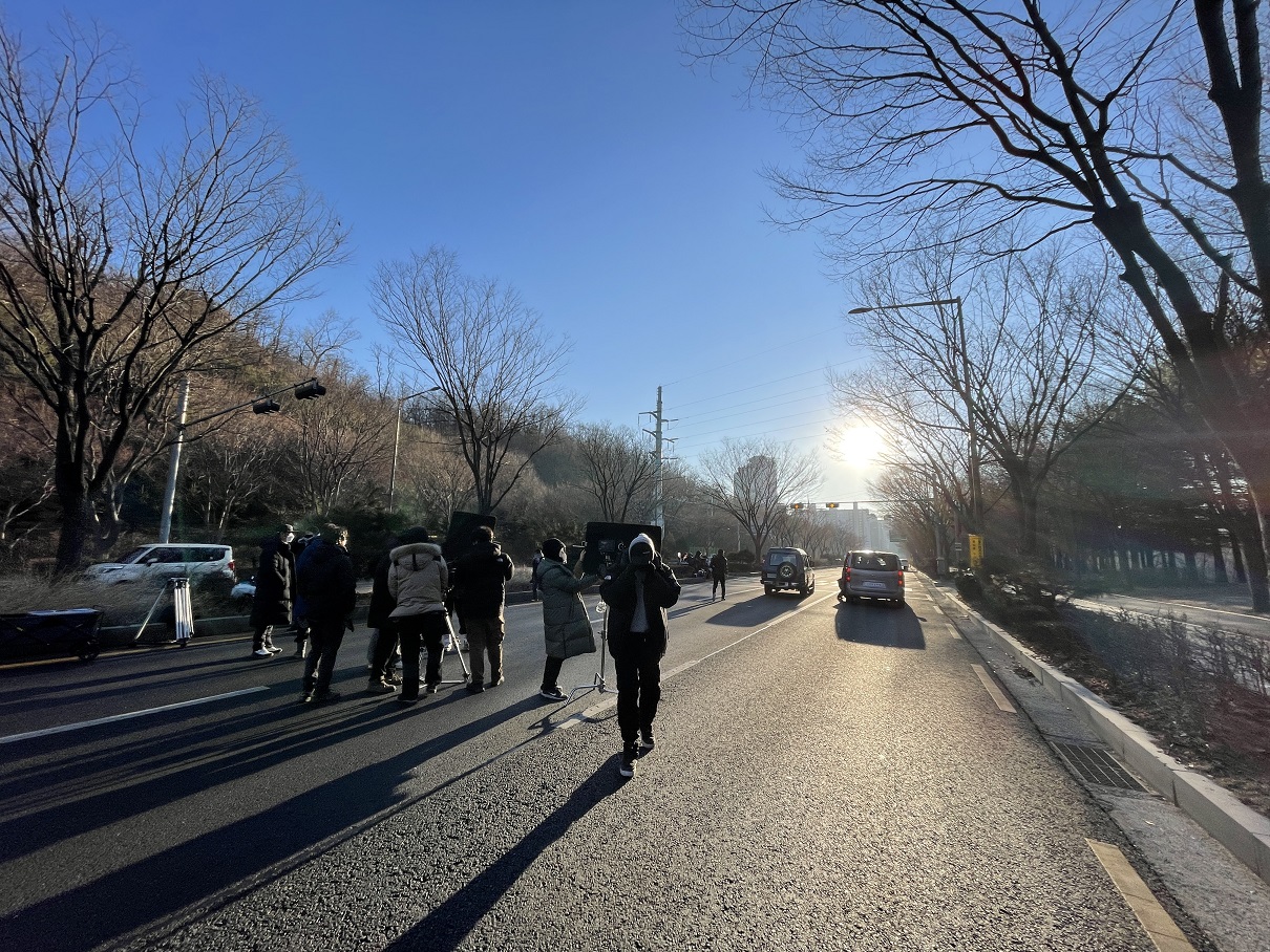 在首爾拍攝時獲官方單位全力支援，其中一場飆車戲還封路12小時方便劇組工作。（采昌提供）