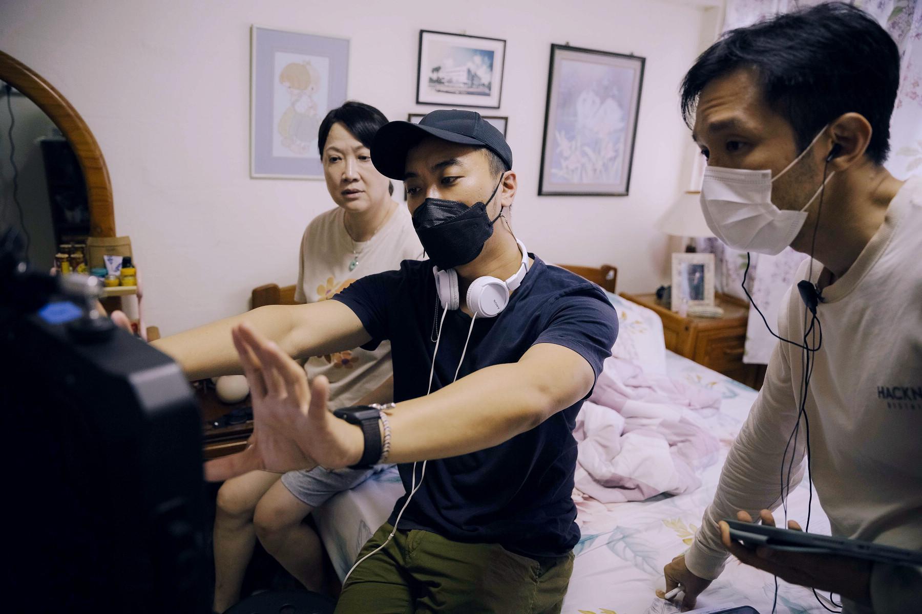 全片新加坡場景約2成，導演何書銘（中）與女主角洪慧芳（左）經常相互討論。（采昌提供）