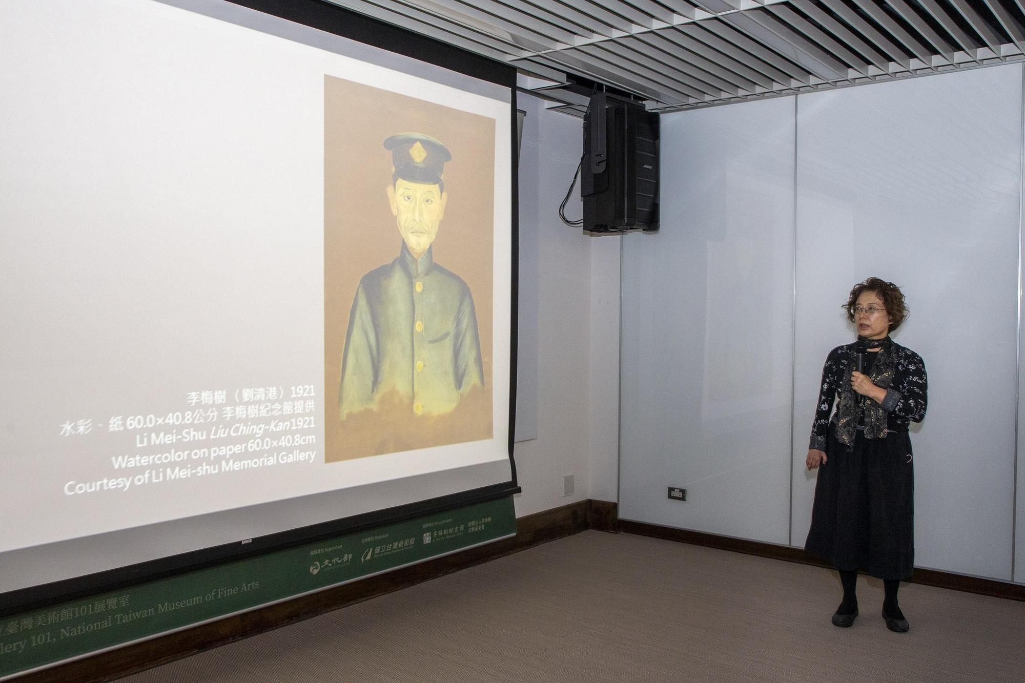 策展人薛燕玲介紹「畫筆下的真實—李梅樹120歲藝術紀念展」策展理念及重點展品。（文化部提供）