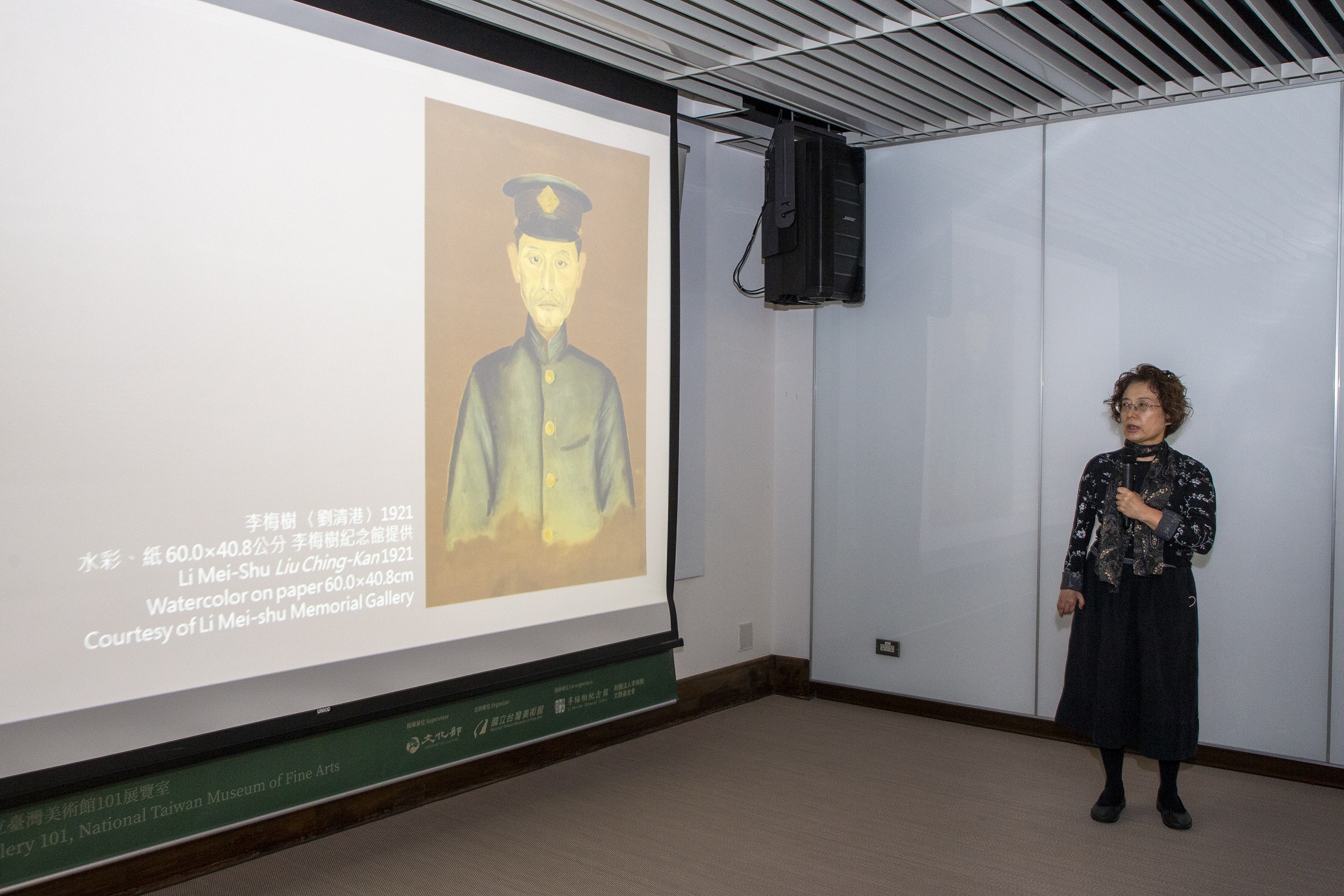 策展人薛燕玲介紹「畫筆下的真實—李梅樹120歲藝術紀念展」策展理念及重點展品。（文化部提供）