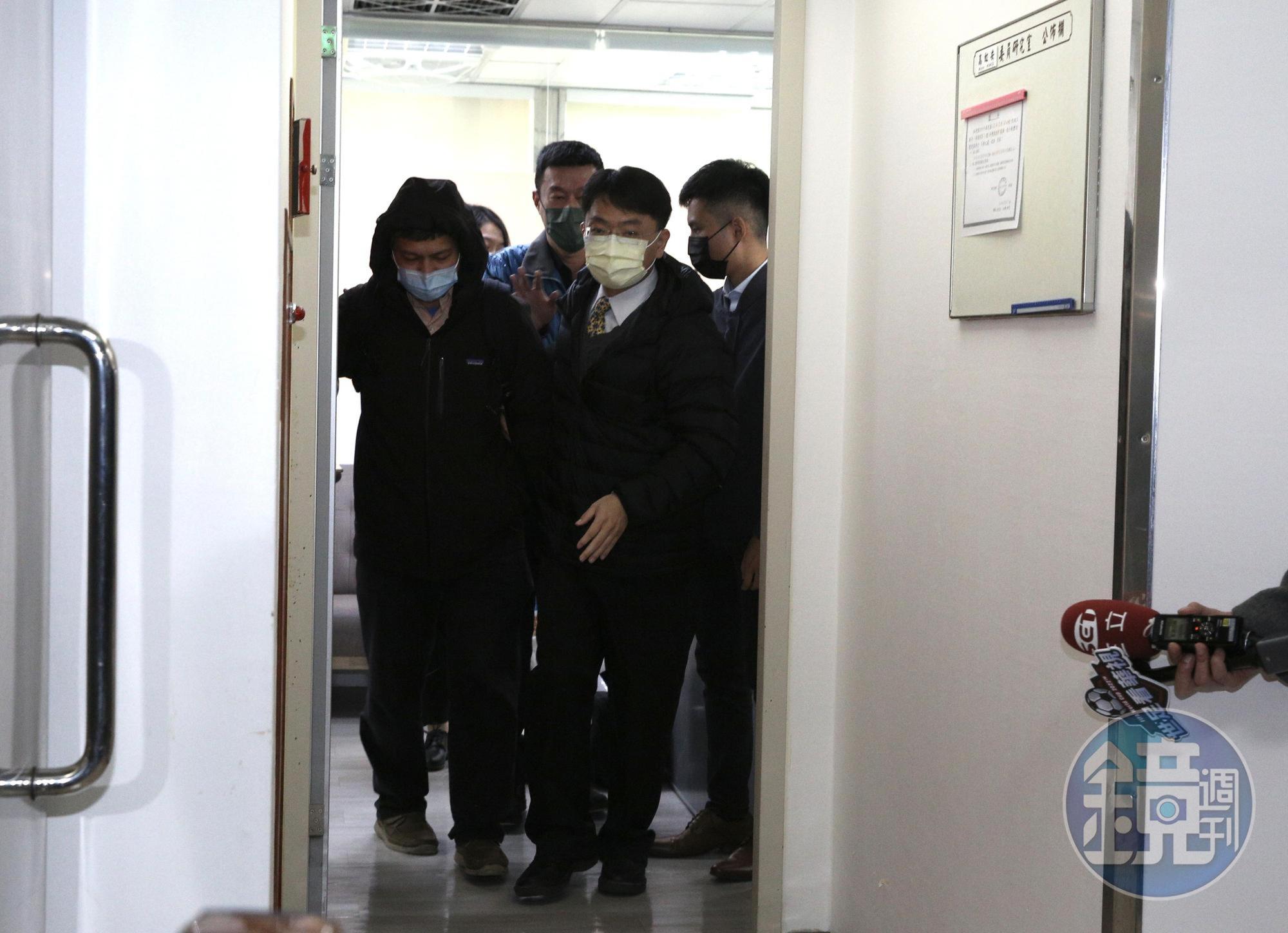 檢調今到立法院搜高虹安辦公室,左男為高虹安辦公室主任陳奐宇。