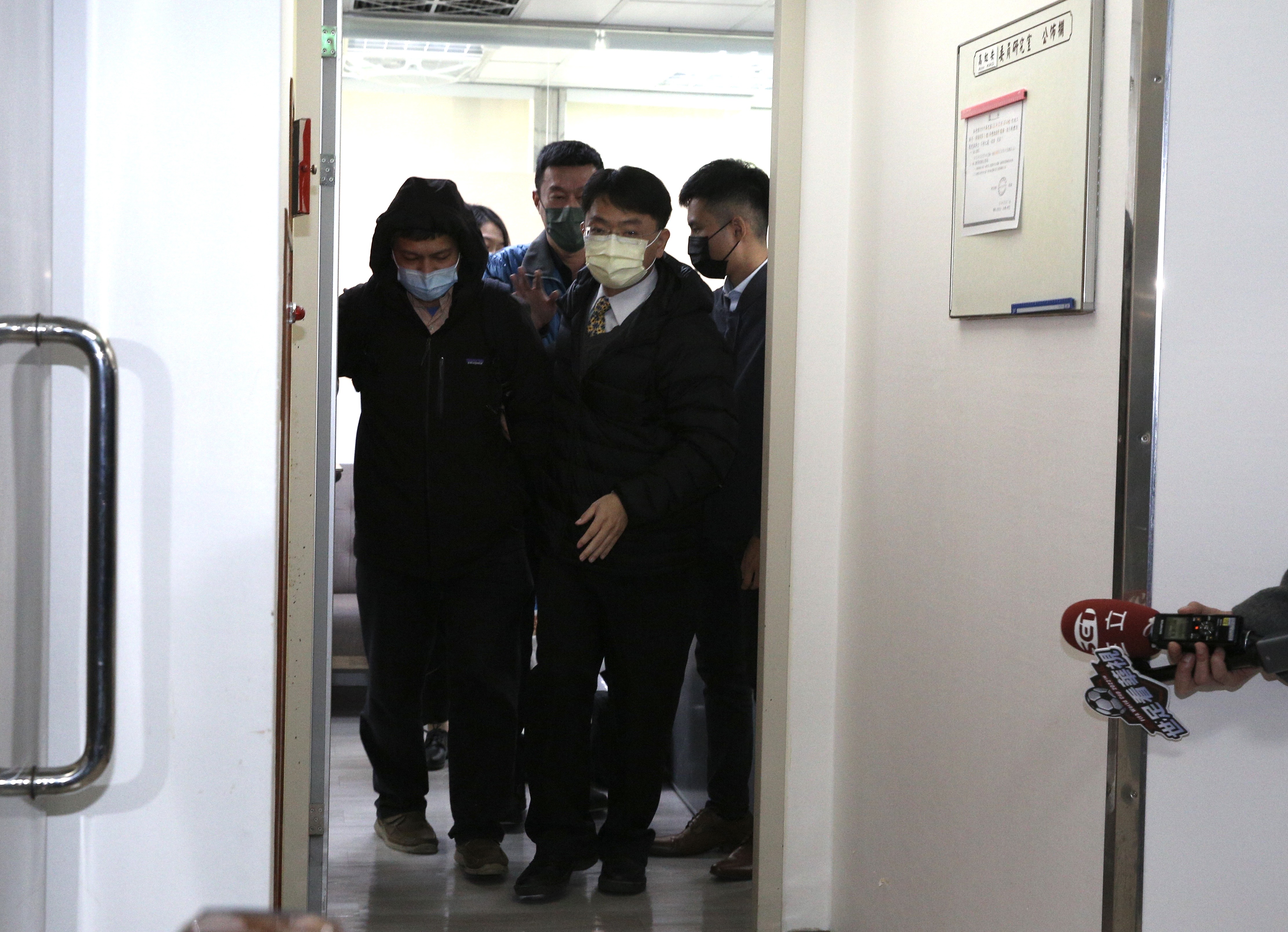 檢調今到立法院搜高虹安辦公室，左男為高虹安辦公室主任陳奐宇。