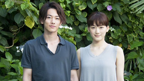 佐藤健(左)與綾瀨遙因合作電影《完美的蛇頸龍之日》結識。(翻攝自cinemacafe)