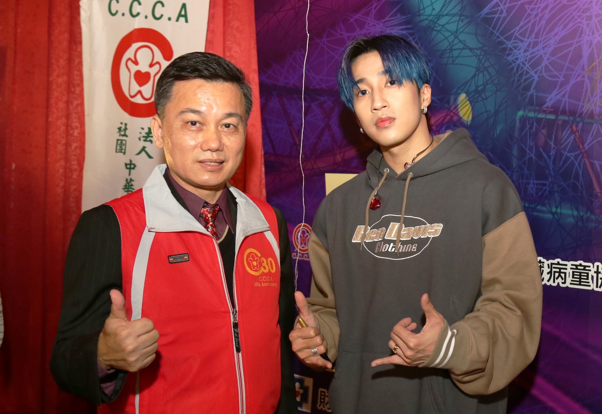 心協理事長許錫松感謝婁峻碩（右）的趕場公益演出。（心協提供）