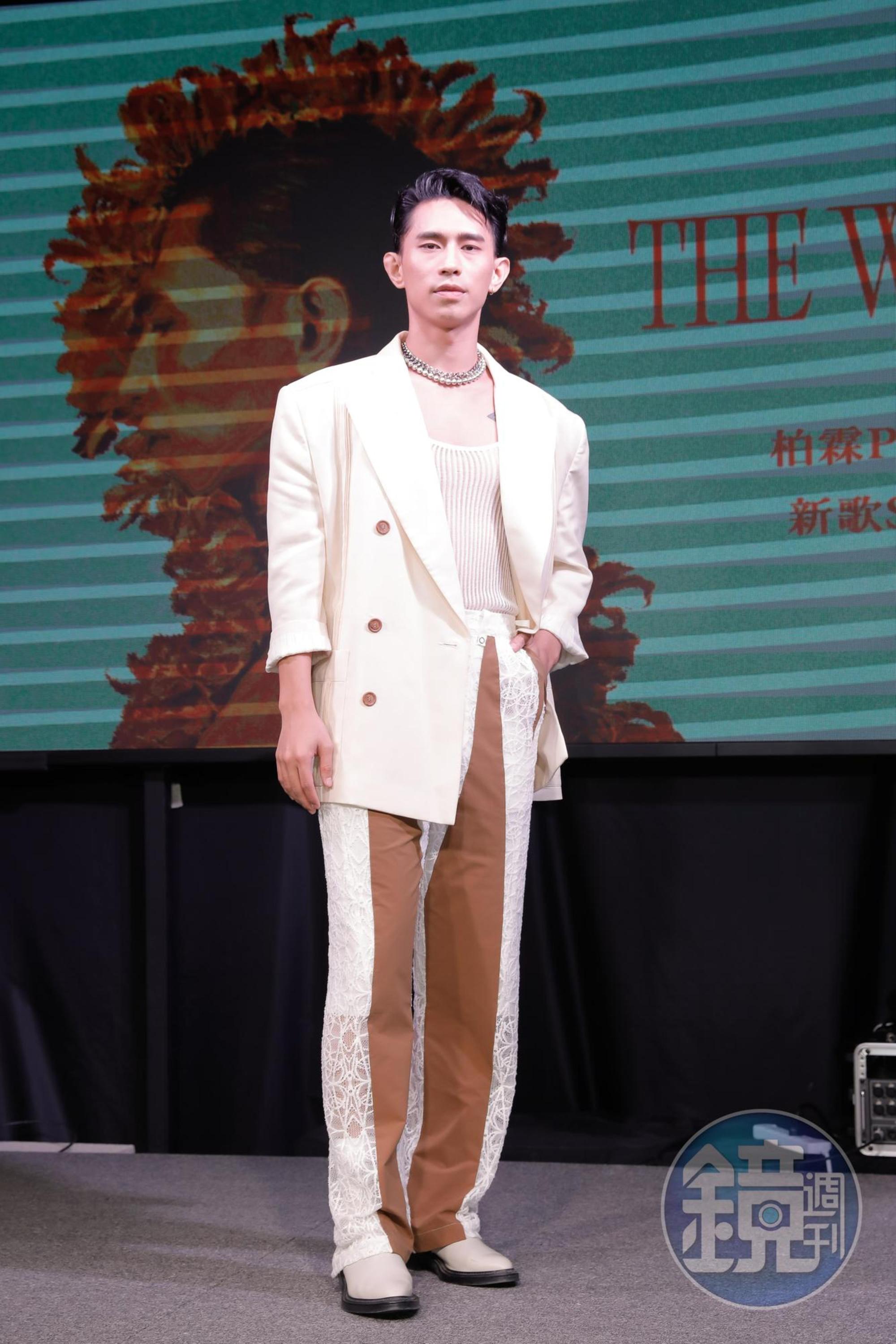 柏霖意外露出左胸「愛心印記」。