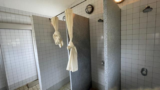 屏東某科大驚見「四腳獸」,消息立刻傳開,許多學生包圍該宿舍浴室。(示意圖 photoAC)