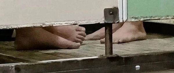 近百名同學湧入宿舍浴室拍攝叫囂造成「四足塞」,甚至還有同學稱此事件為「大型社會性死亡現場」。(翻攝Dcard)