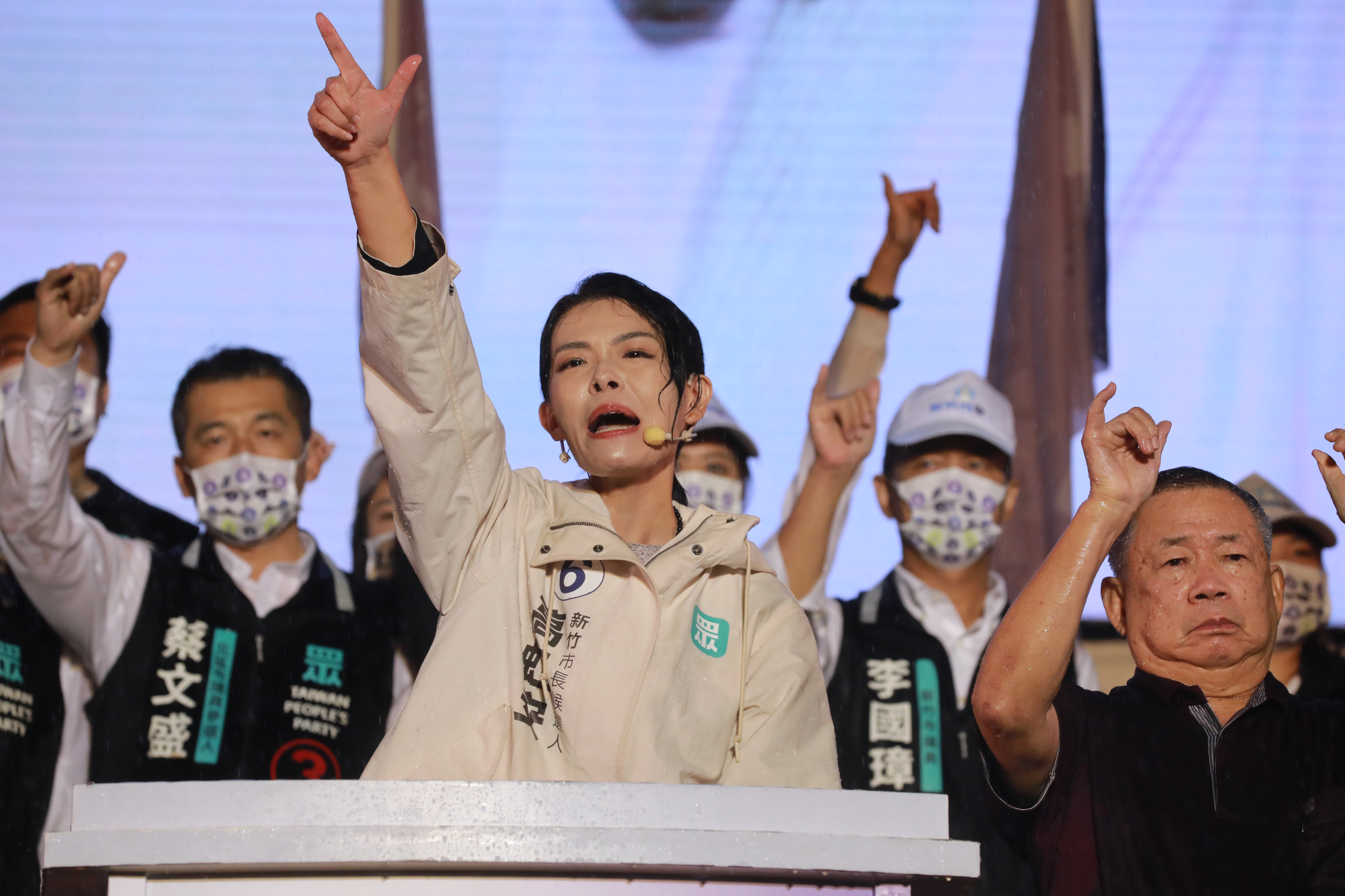 高虹安當選新竹市長，將於25日宣誓就職，但如今她卻因涉案遭檢方約談。圖為選前之夜。