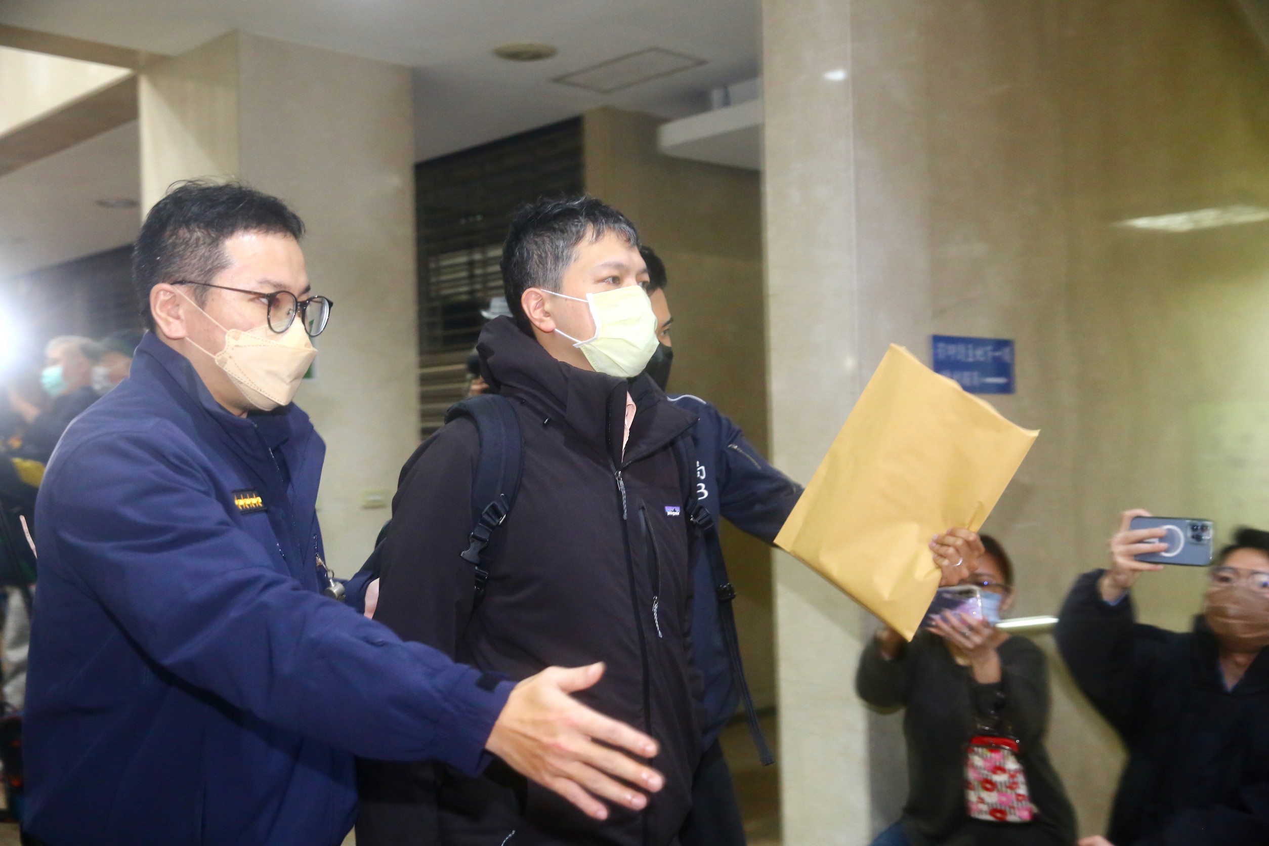 陳奐宇晚間10點左右也從北機移送北檢複訊。