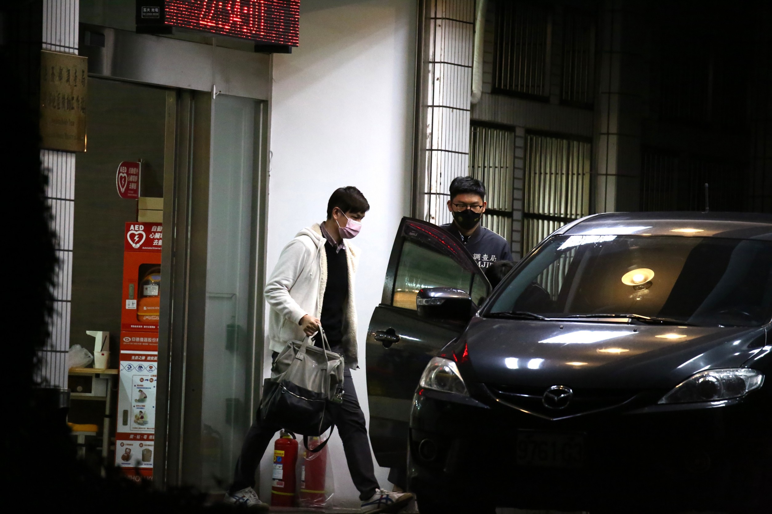 高虹安男友、前助理李忠庭晚間10點34分離開北機站，移送北檢複訊。