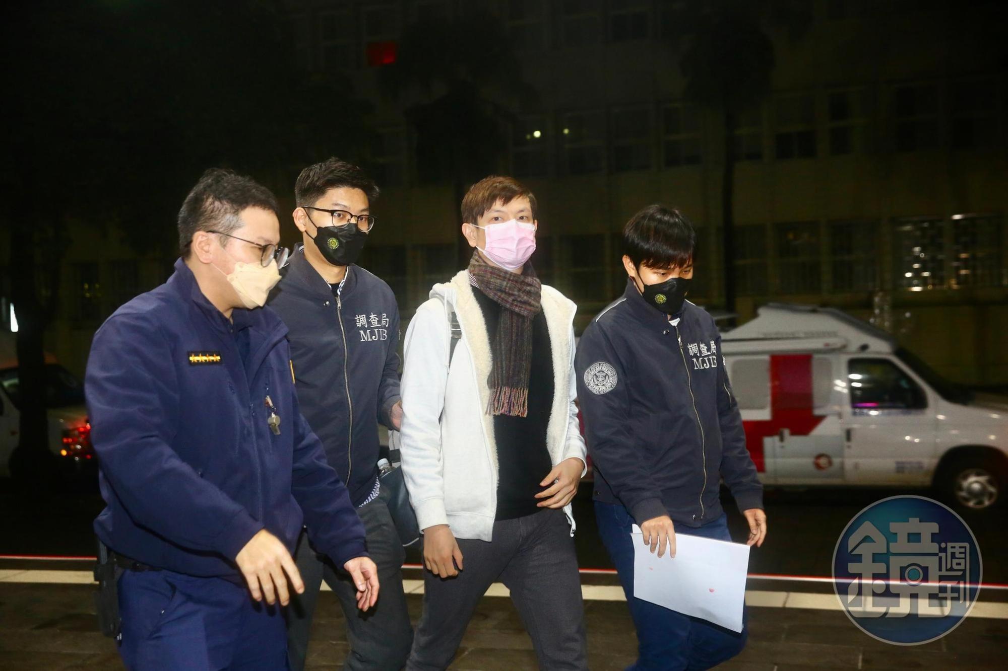 高虹安男友、前助理李忠庭(中)深夜從北機站移送北檢複訊。
