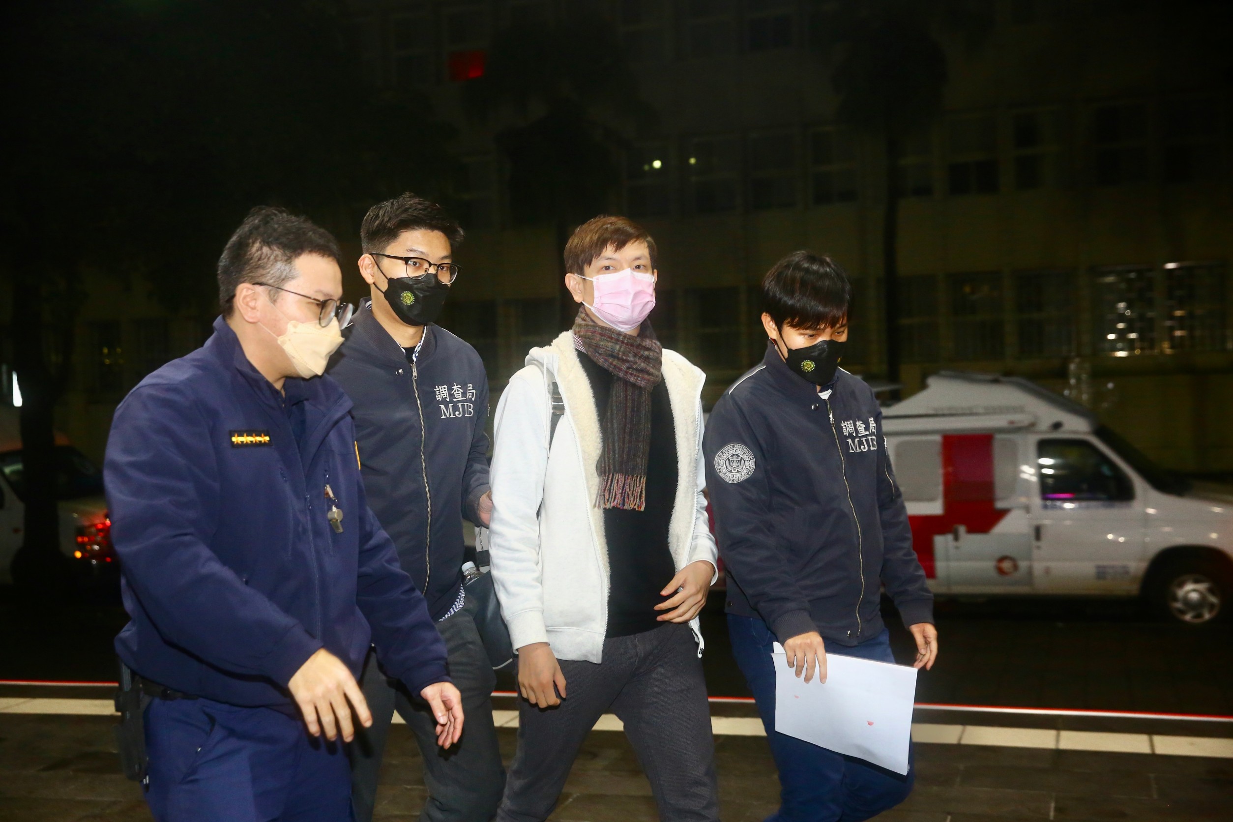 高虹安貪汙一案，其男友李忠庭（右二）曾一度被指是人頭助理，不過最終獲不起訴處分。（本刊資料照）