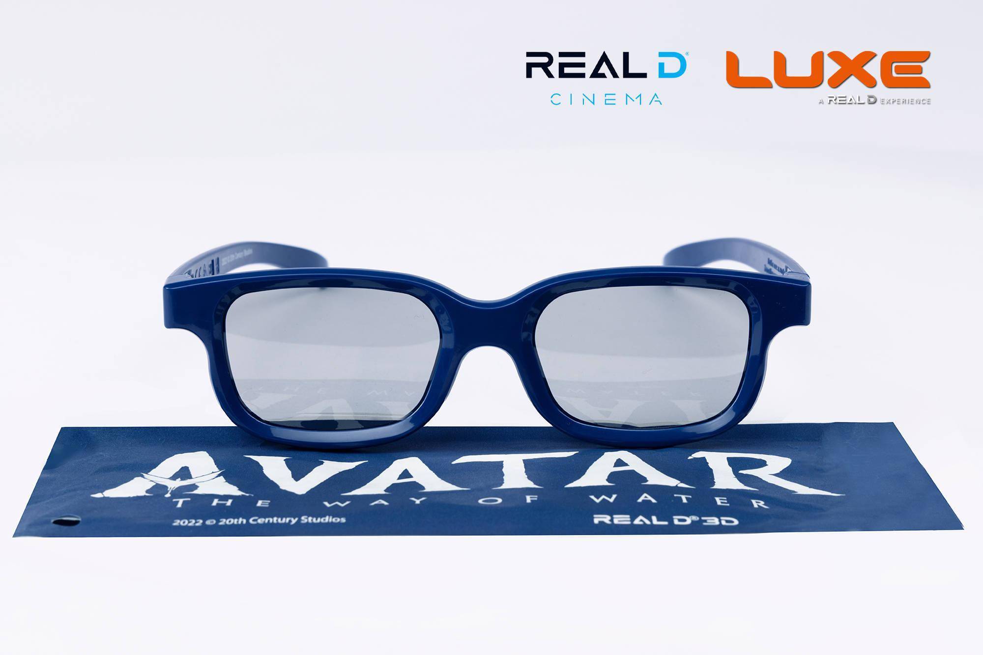 《阿凡達:水之道》限量3D眼鏡鏡架上印製RealD與阿凡達的LOGO,外包裝袋也是以「環保可分解」的材質製作。(RealD 提供)