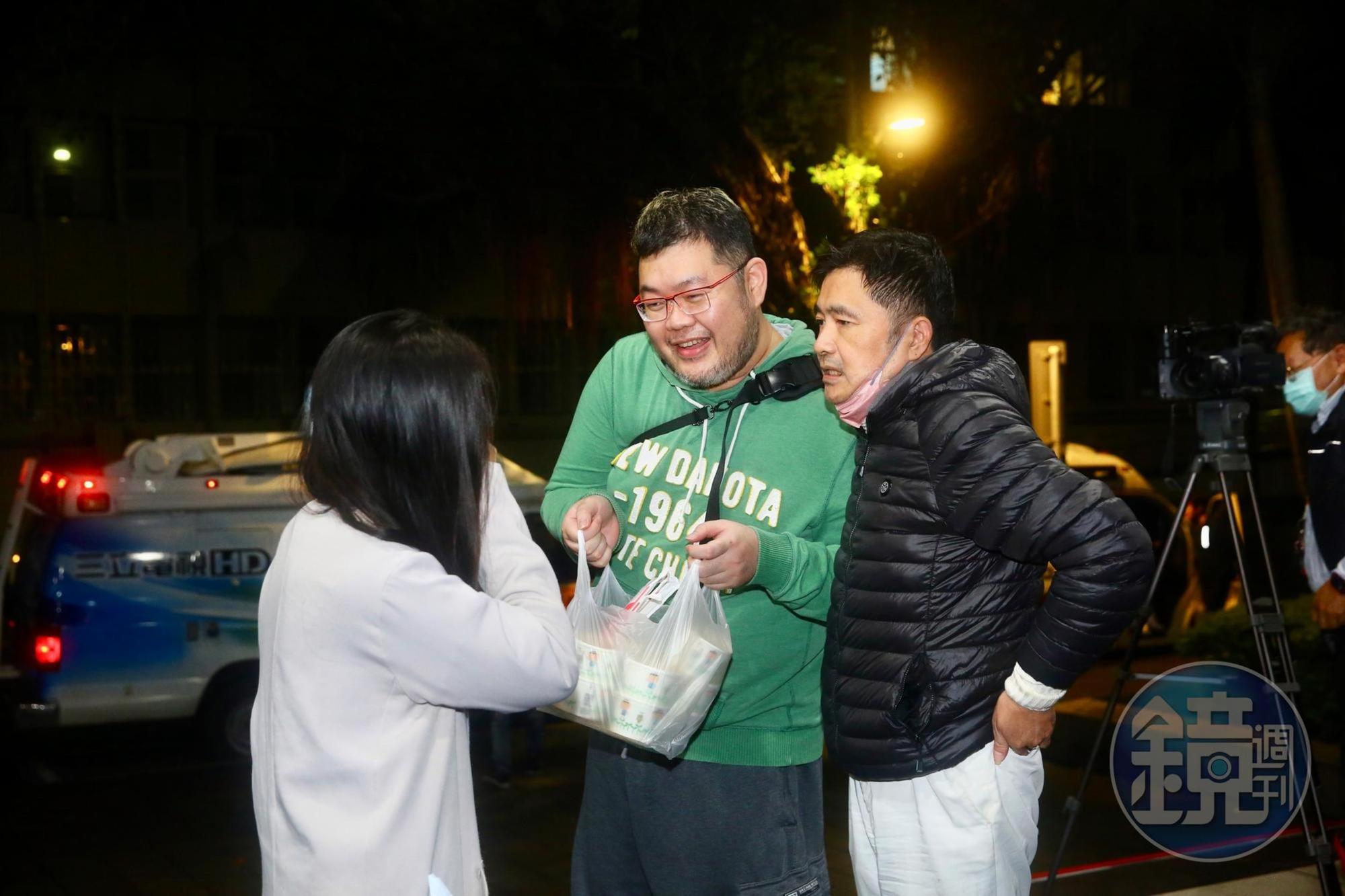 網紅四叉貓深夜11點半左右特地送熱粥當宵夜來給北檢現場守候的媒體,還開玩笑說:「記得要留一碗給高虹安喝唷。」