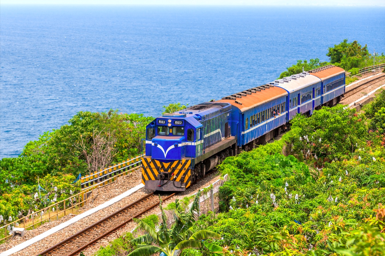 南迴鐵路是台灣環島鐵路最後完成的一段，全長98.28公里，興建了11年才完成。（牽猴子）