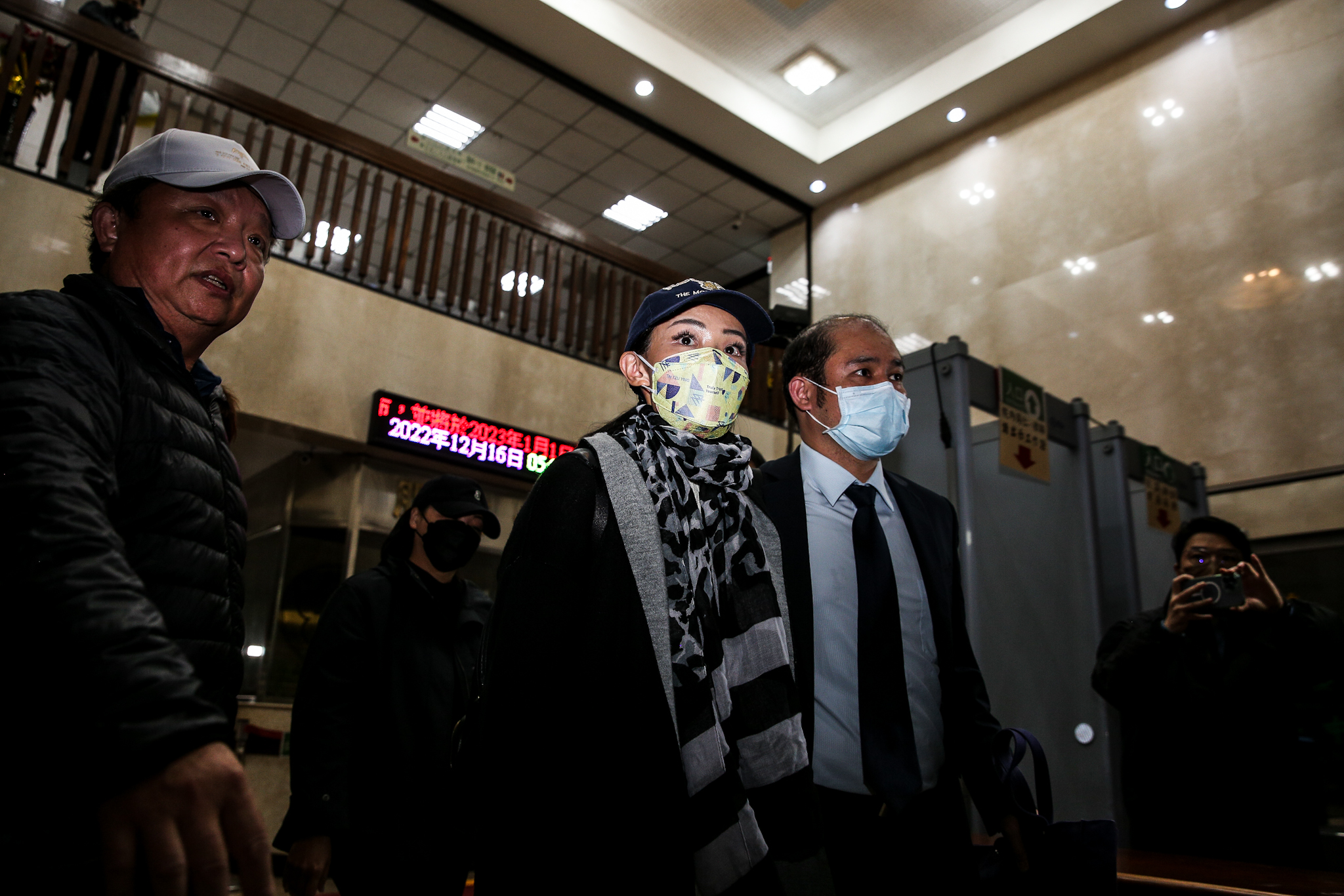 檢察官漏夜複訊後，今（16日）凌晨5點多將高虹安改列偵字案被告，以60萬元交保候傳。