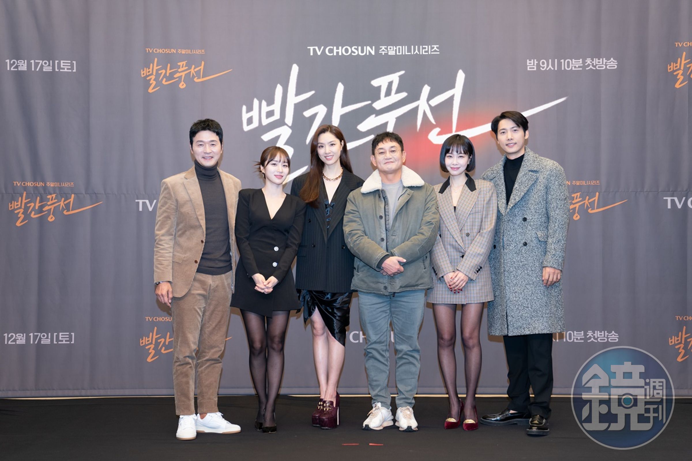 導演陳亨旭（右三）率領《紅氣球》演員李成宰（左起）、鄭侑敏、徐智慧、洪洙賢、李尚禹出席記者會。（friDay影音提供）