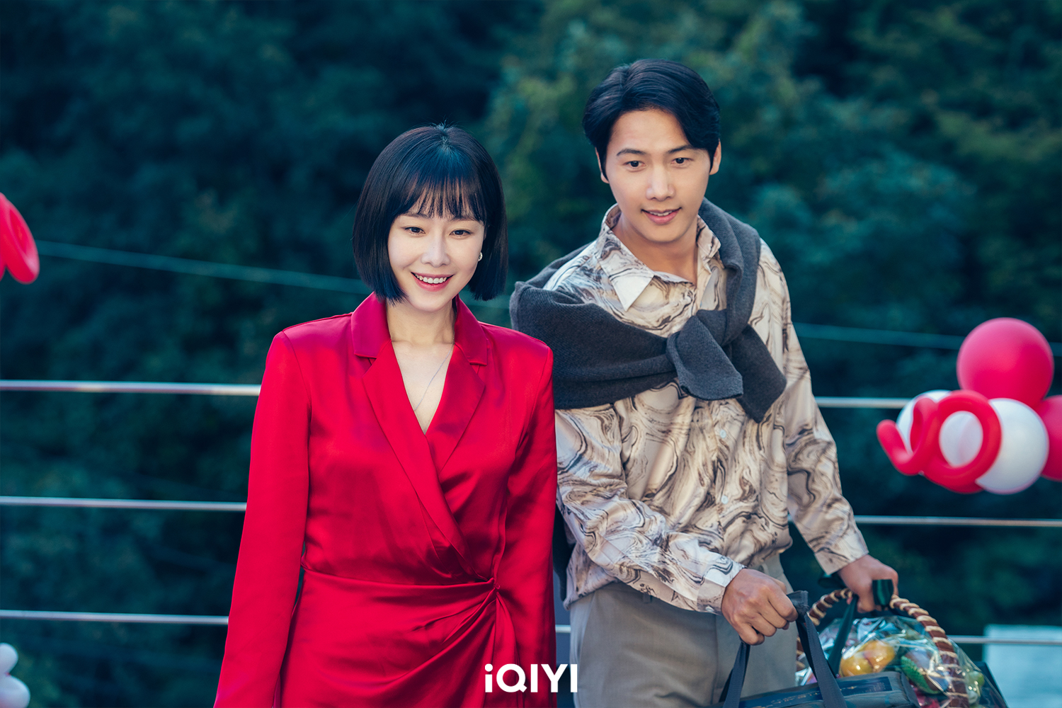 李尚禹(右)和洪洙賢飾演夫妻,而洪洙賢也是徐智慧的20年摯友。(愛奇藝國際站提供)