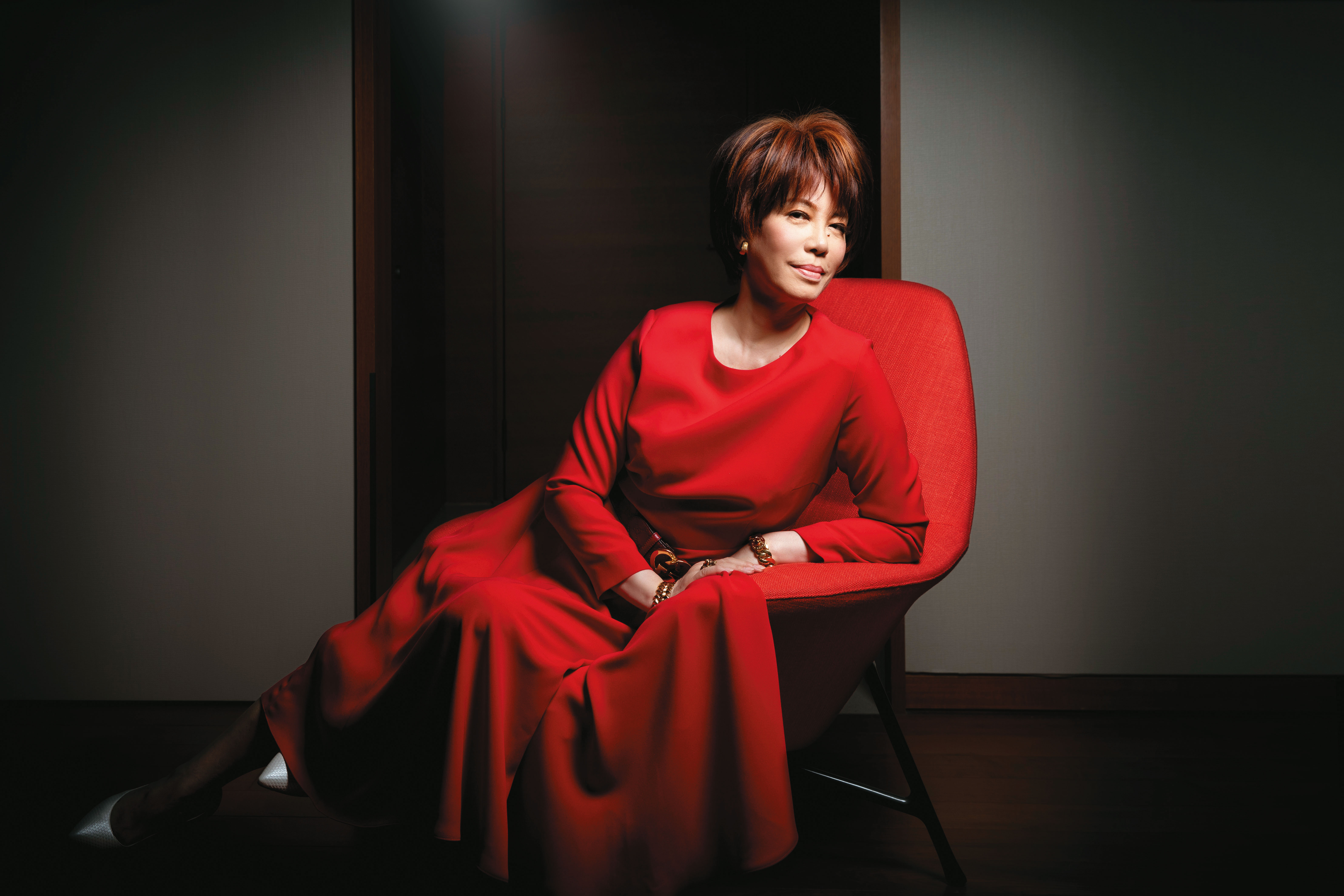 即便是平面雜誌專訪,蔡琴依舊盛裝,無懈可擊的妝髮,拍照要有人設,有燈光,走位,像是一個正式的演出。