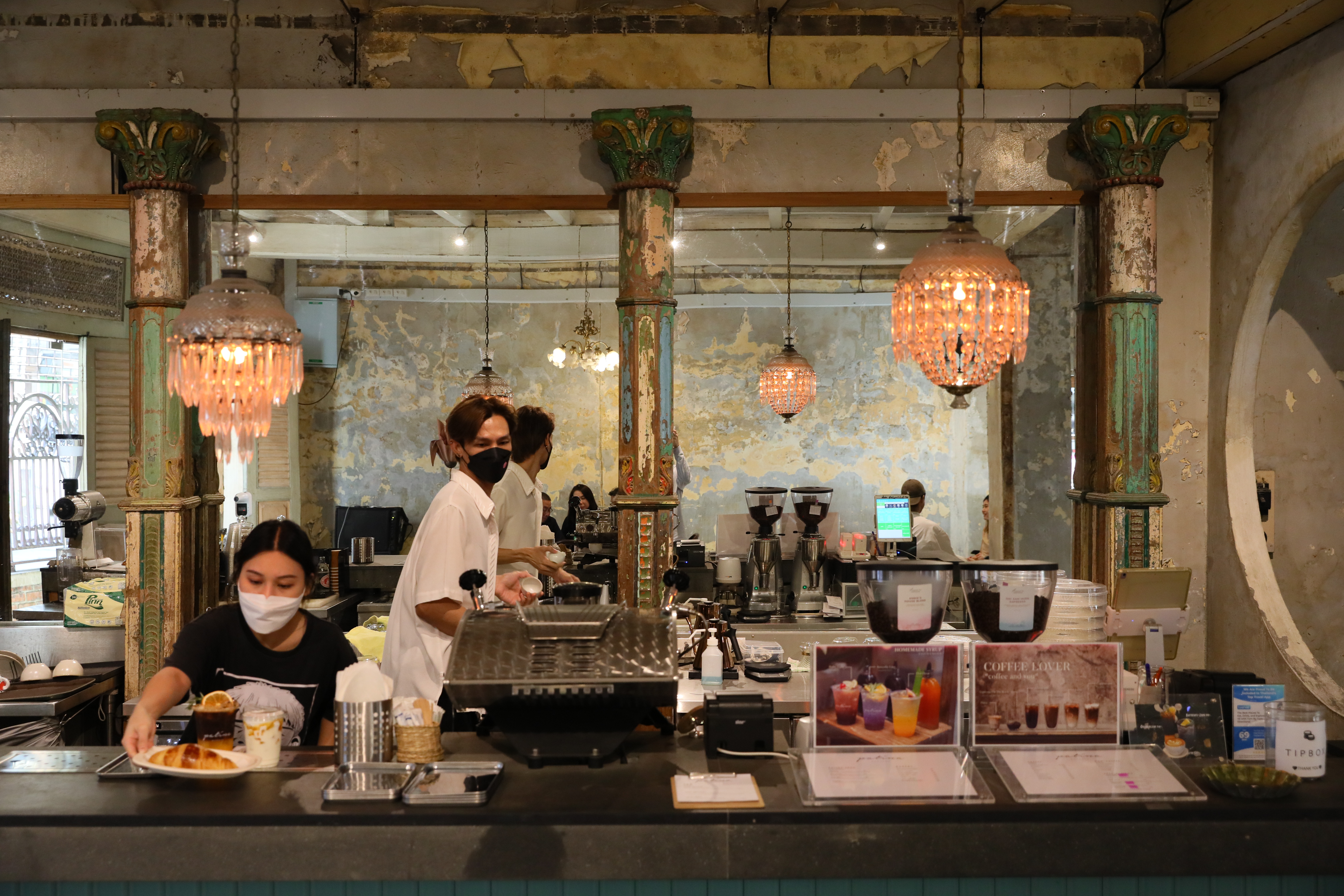 1樓為吧台區及室內用餐區，2樓空間僅假日與展覽期間會開放，不定時會作為展覽空間使用。