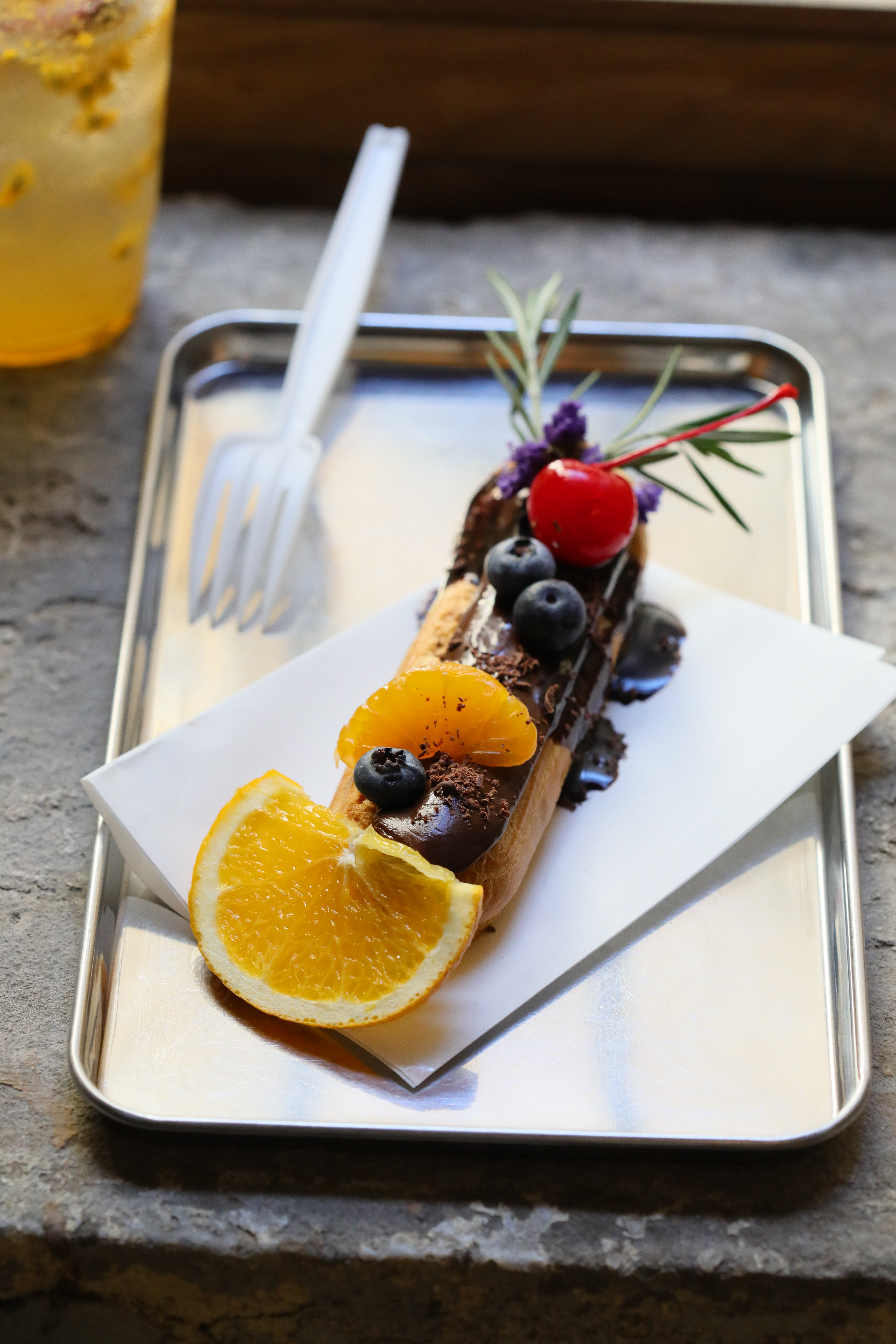 「Éclair Café Chocolat」法式閃電泡芙內餡滿滿巧克力，口味偏甜 。 （140泰銖／份，約NT$123）