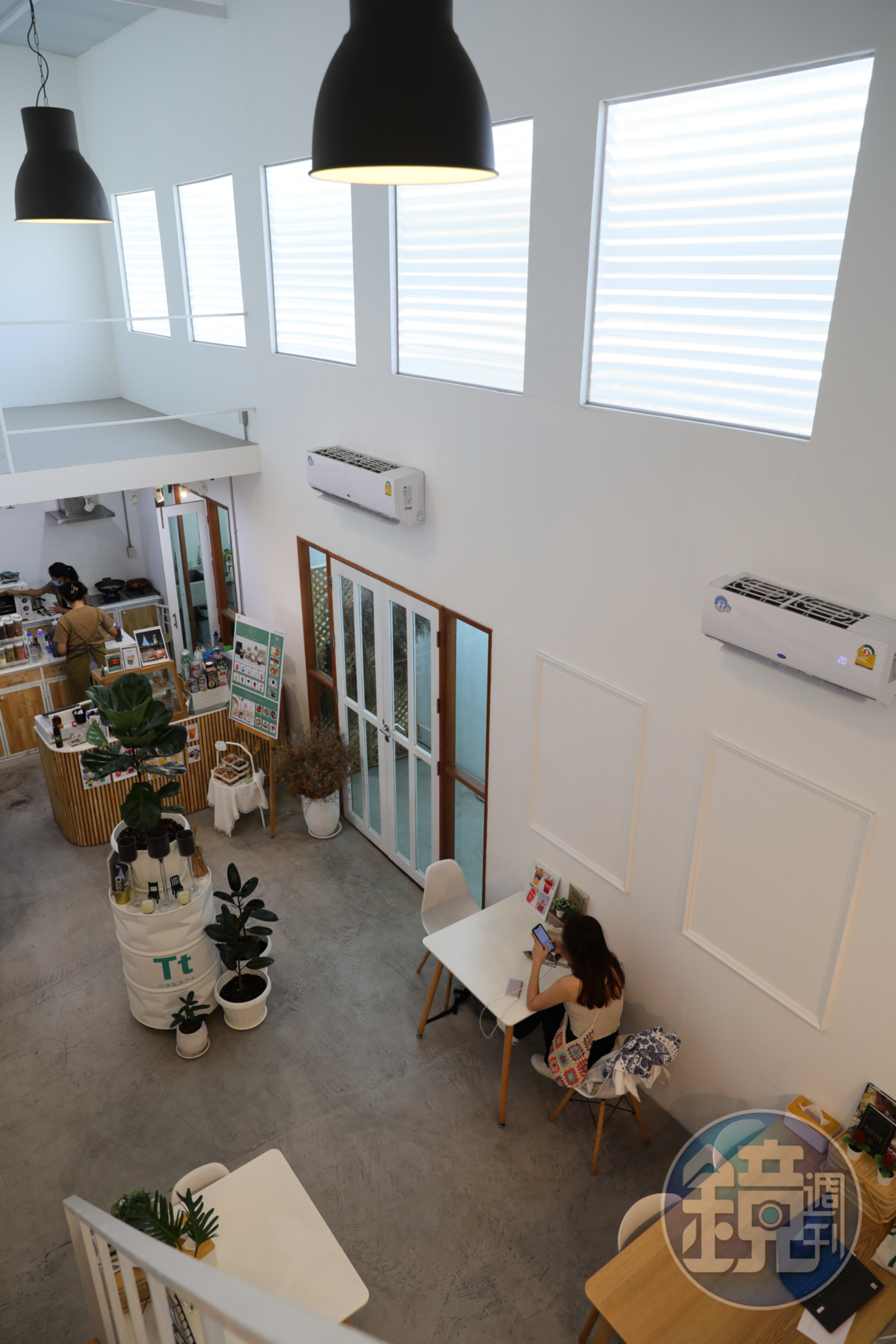 二樓後方樓梯往下還有一處純白室內用餐區。