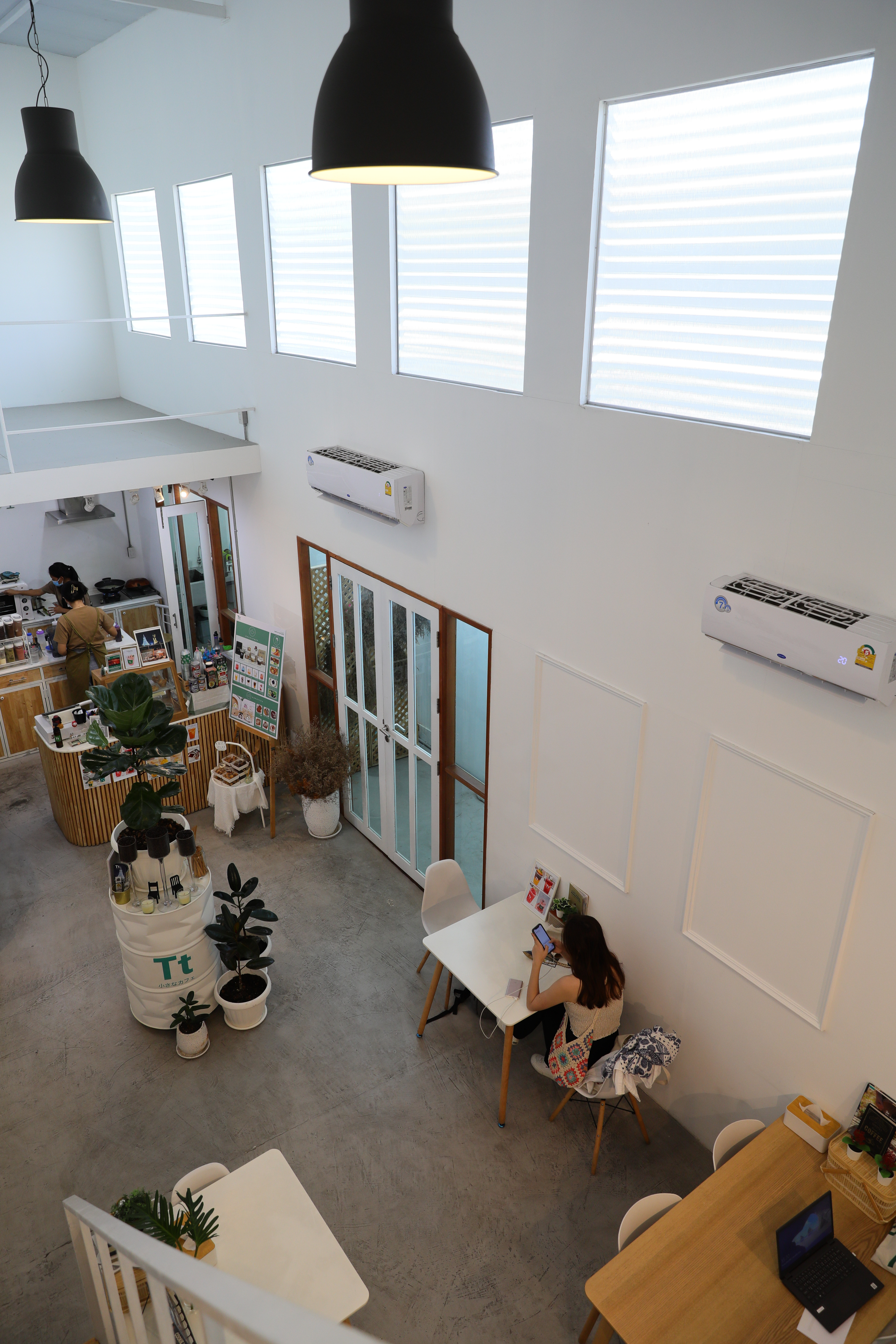 二樓後方樓梯往下還有一處純白室內用餐區。