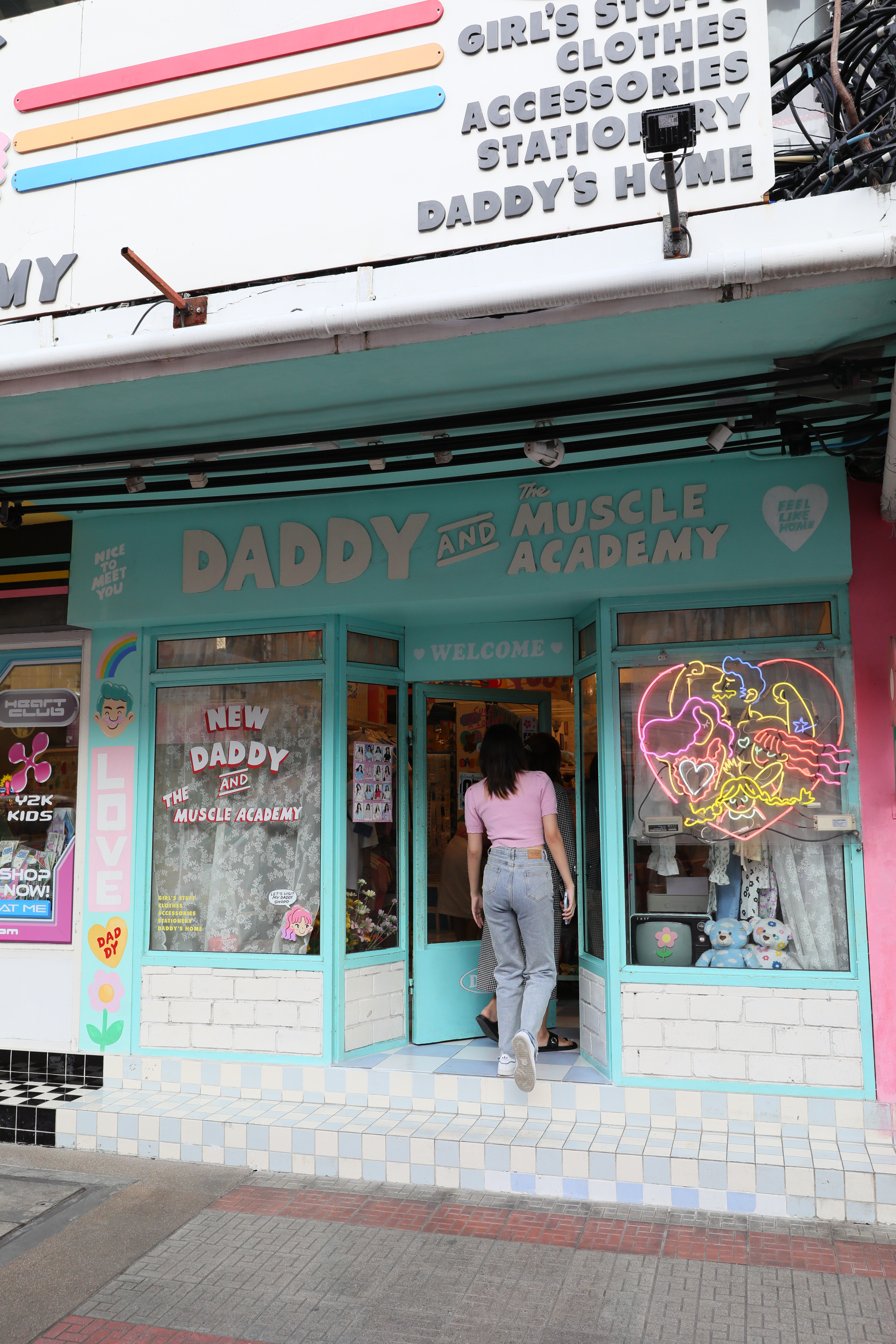 「Daddy and the Muscle Academy」非常受泰國年輕人歡迎，營業時間人潮滿滿。