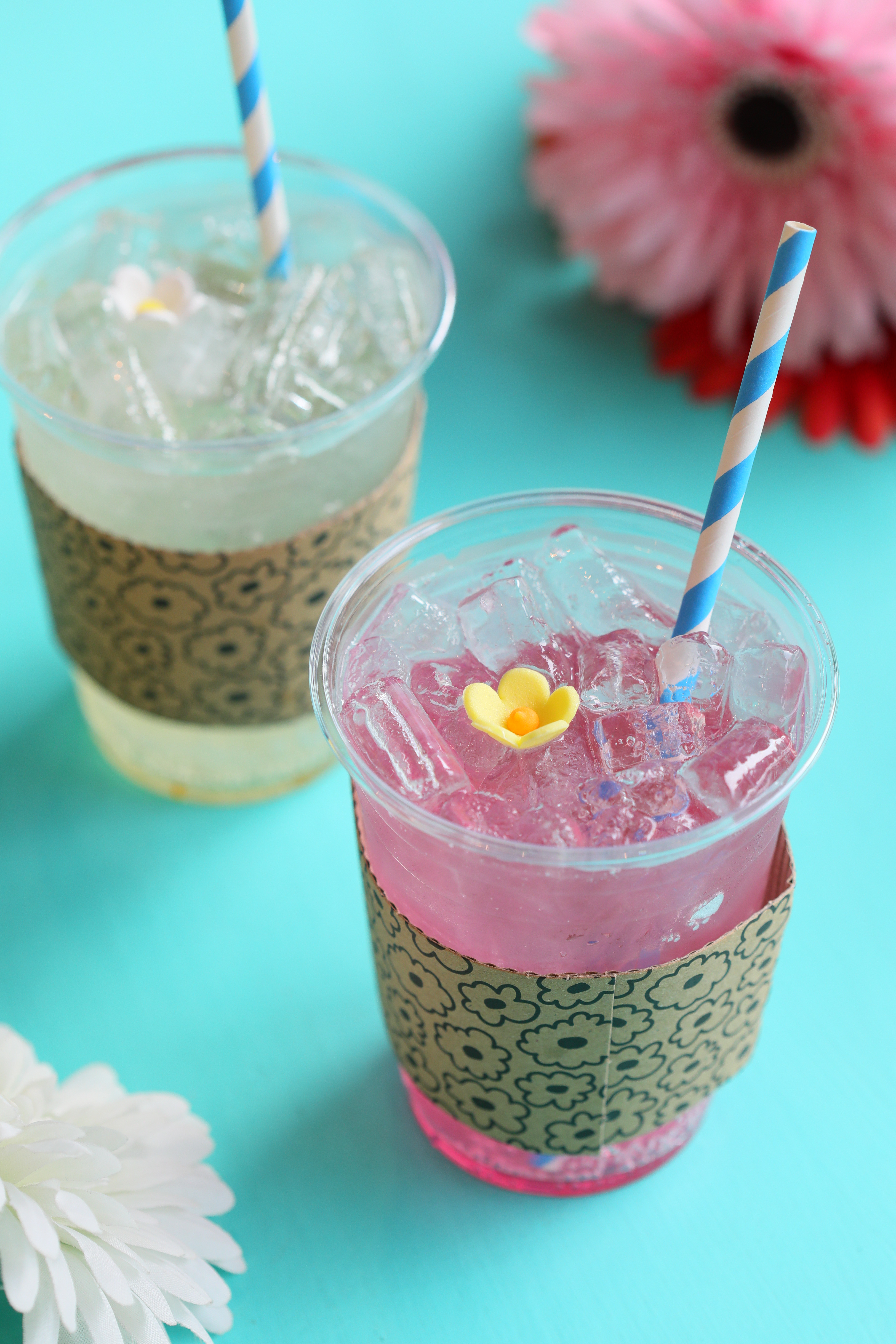 繽紛的蘇打汽水飲品「Pink Lemonade」與「You are my sunshine」。（皆100泰銖／杯，約 NT$87）