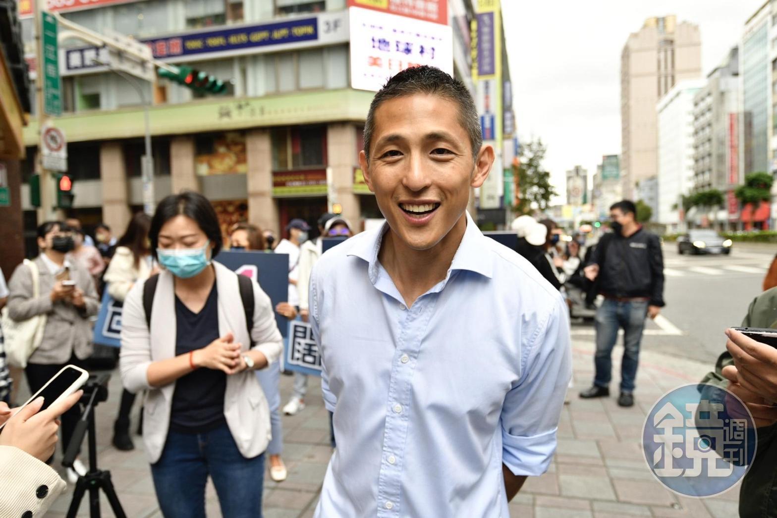 吳怡農近日不斷勤跑基層與民眾互動，希望能獲得更多選民的支持。