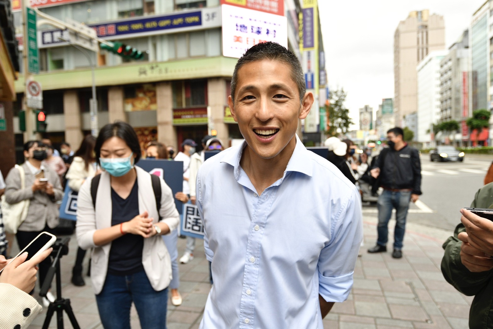 吳怡農近日不斷勤跑基層與民眾互動，希望能獲得更多選民的支持。