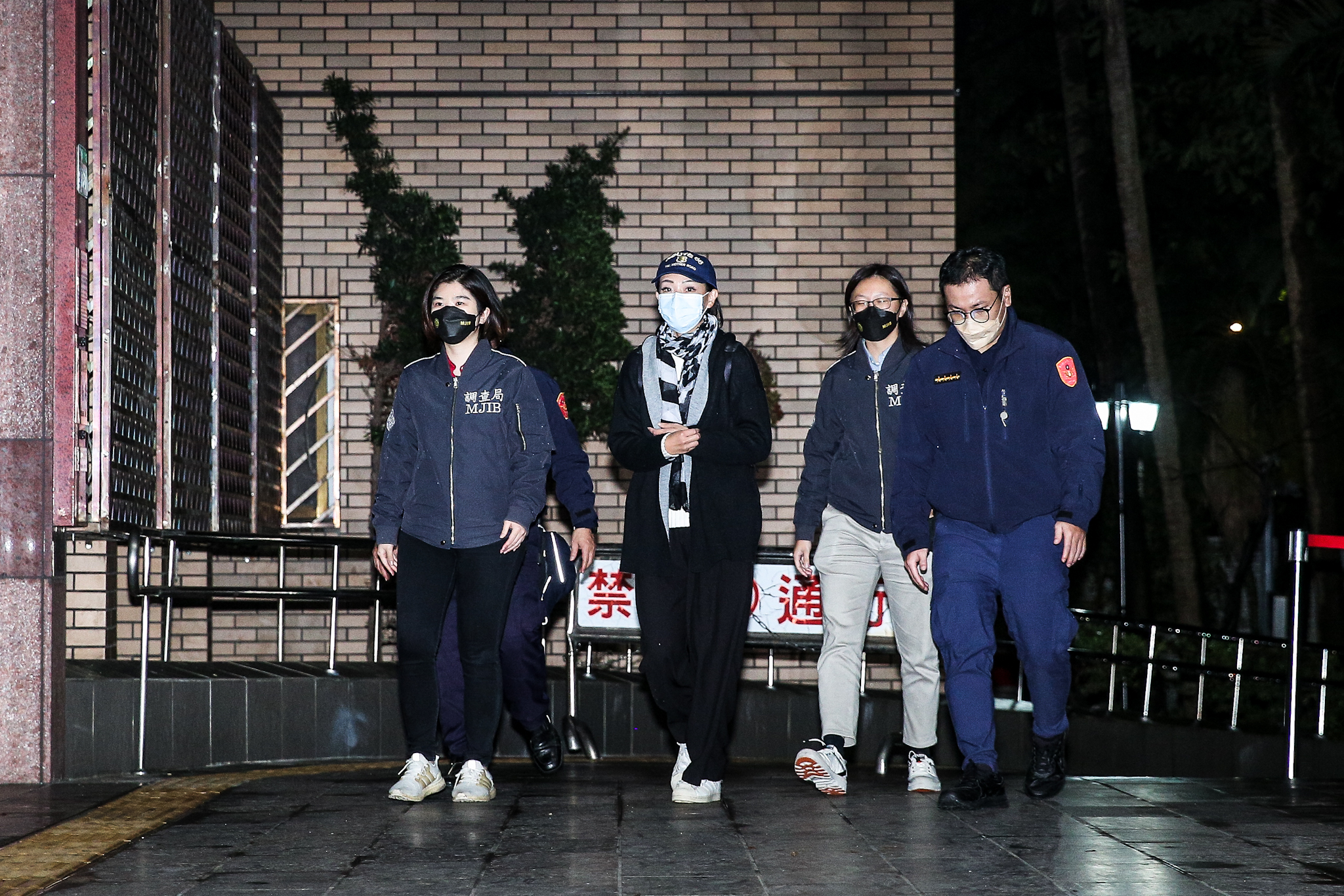 高虹安凌晨移送北檢複訊，檢察官凌晨5點多將高改列偵字案被告，諭令60萬元交保候傳。