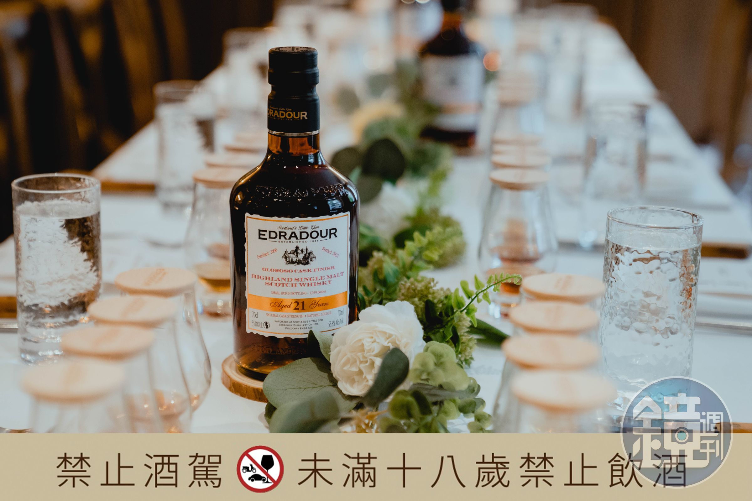 「艾德多爾21年原酒強度單一麥芽蘇格蘭威士忌」一開瓶便能感受到波本桶的香氣元素，酒液的層次堆疊、厚實繁複。（廷漢企業提供）