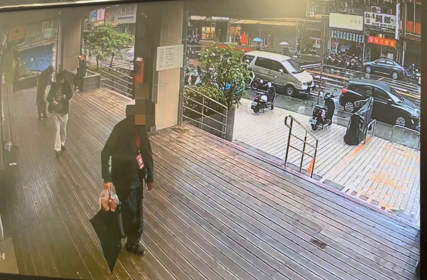 陳男偷傘路上走穿幫。（翻攝畫面）