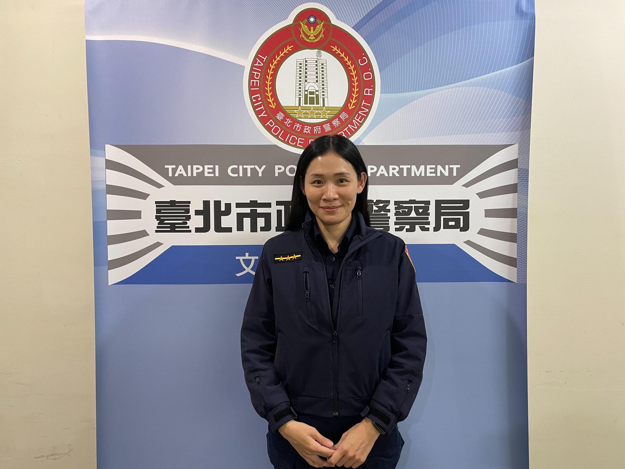 女警郭沛玟細心逮偷傘賊。（翻攝畫面）