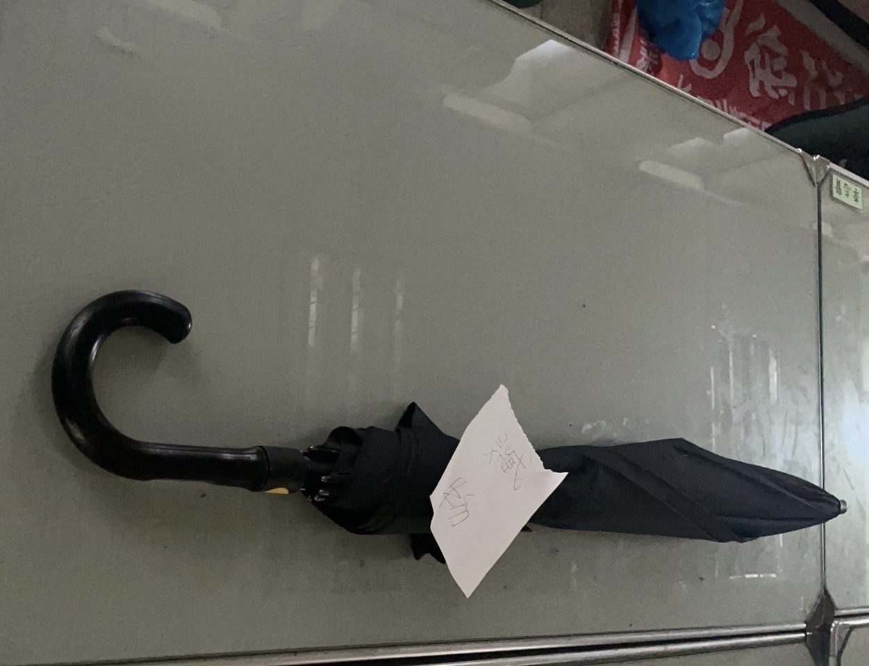被偷的雨傘。(翻攝畫面)