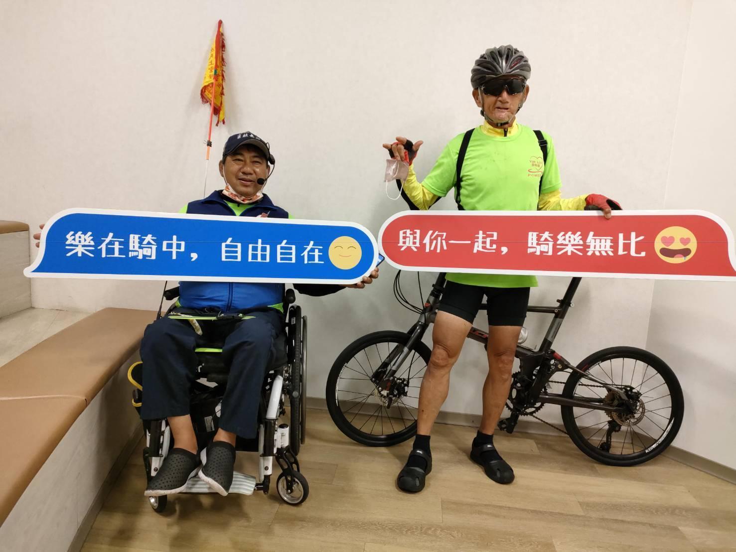 雲林愛無礙協會理事長（左）鼓勵障礙者和長輩走出家門，「相信就有希望，行動就有可能」。