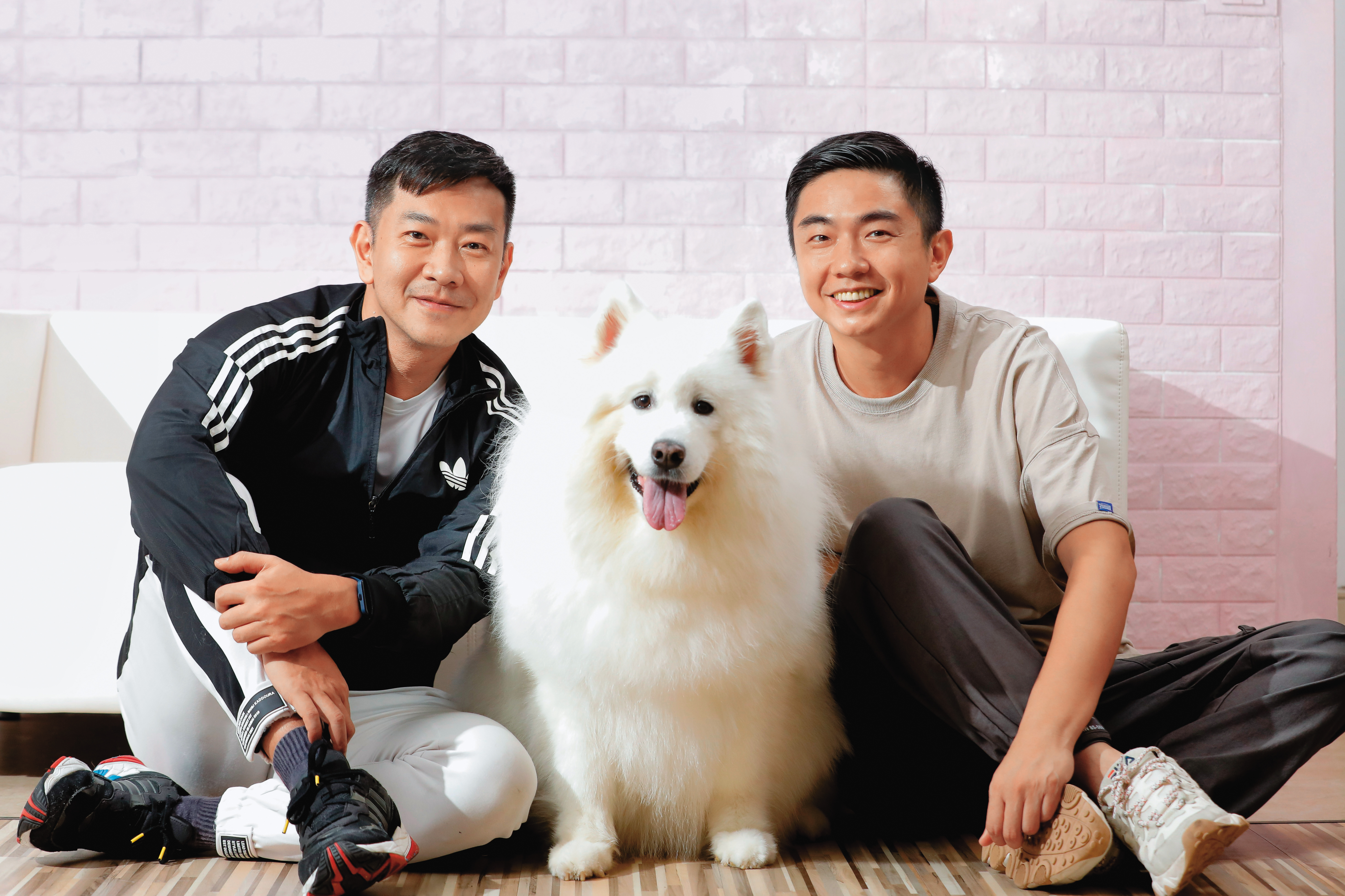 江俊翰（左）的狗女兒愛美麗6年前是熊爸（右）的學生，現在的愛美麗穩定乖巧。
