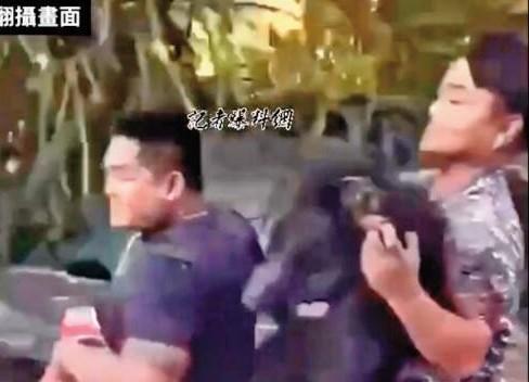 保育黑熊遭槍殺後還被抬上機車遊街，引發批評，顏姓主嫌遭羈押。（翻攝畫面）