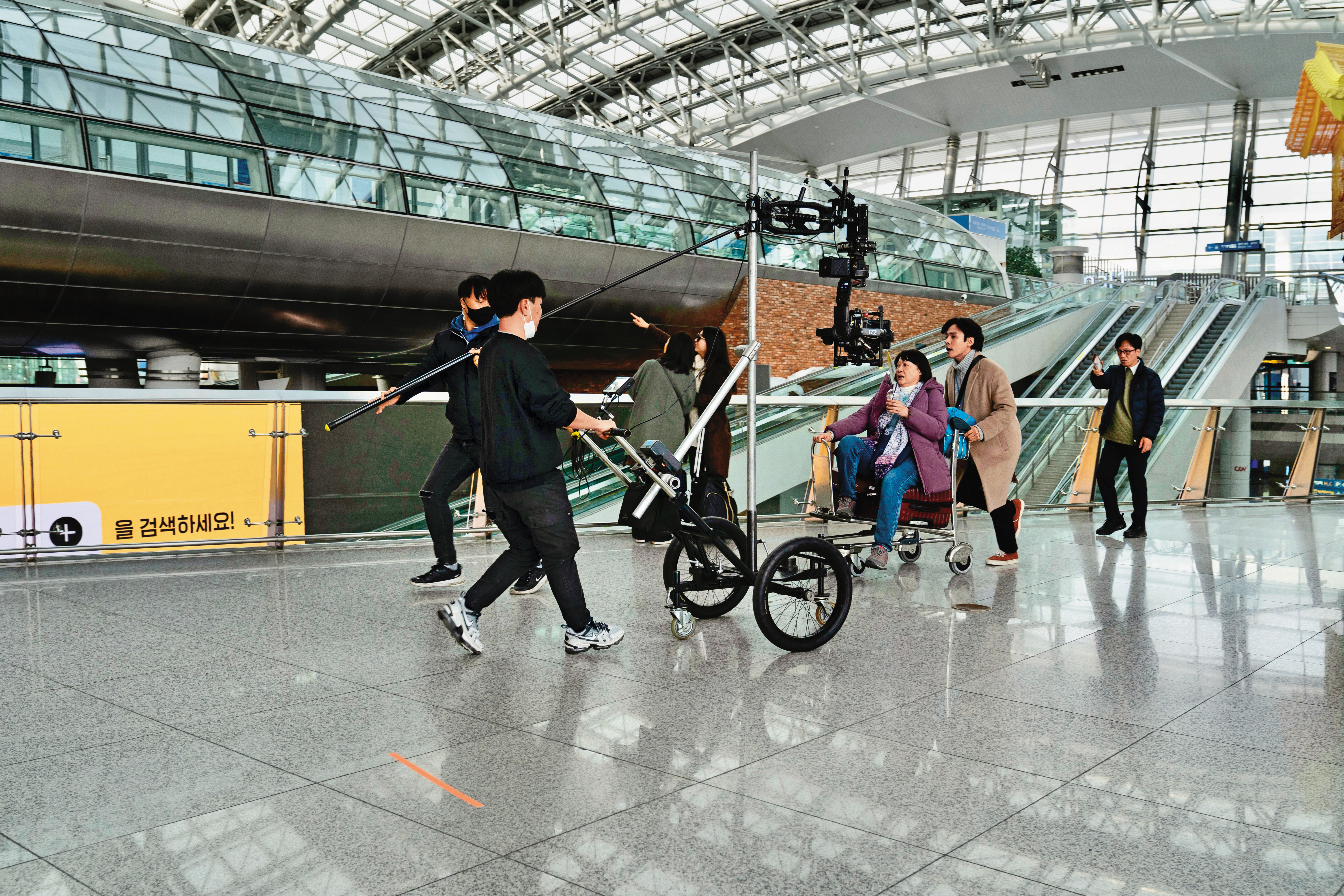 飾演烏龍導遊的韓星姜亨錫（右起）一出場就差點將戲裡的洪慧芳忘在機場。（采昌提供）