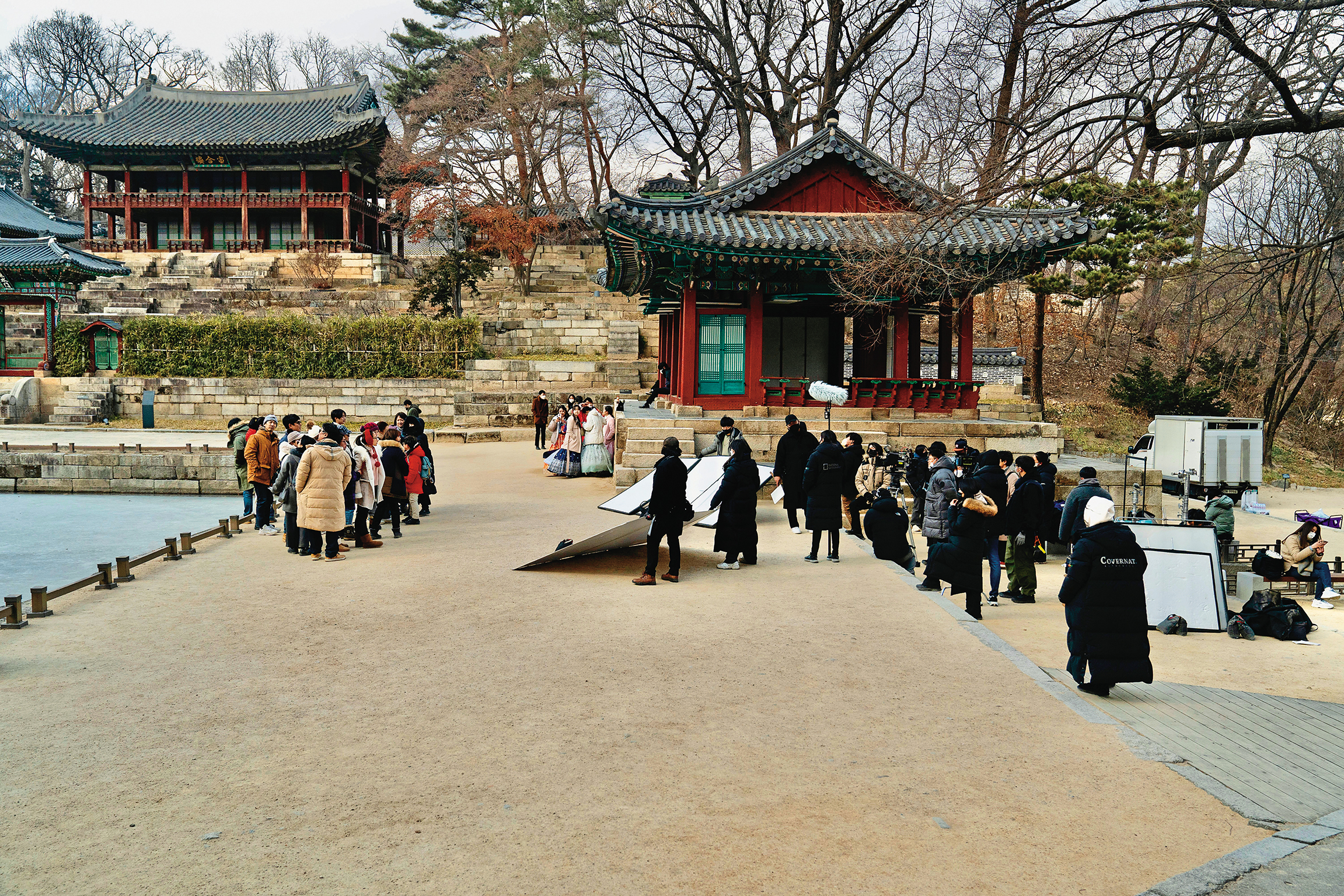 電影中有高達8成以上的場景在韓國拍攝,並赴當地名勝古蹟取景。(采昌提供)