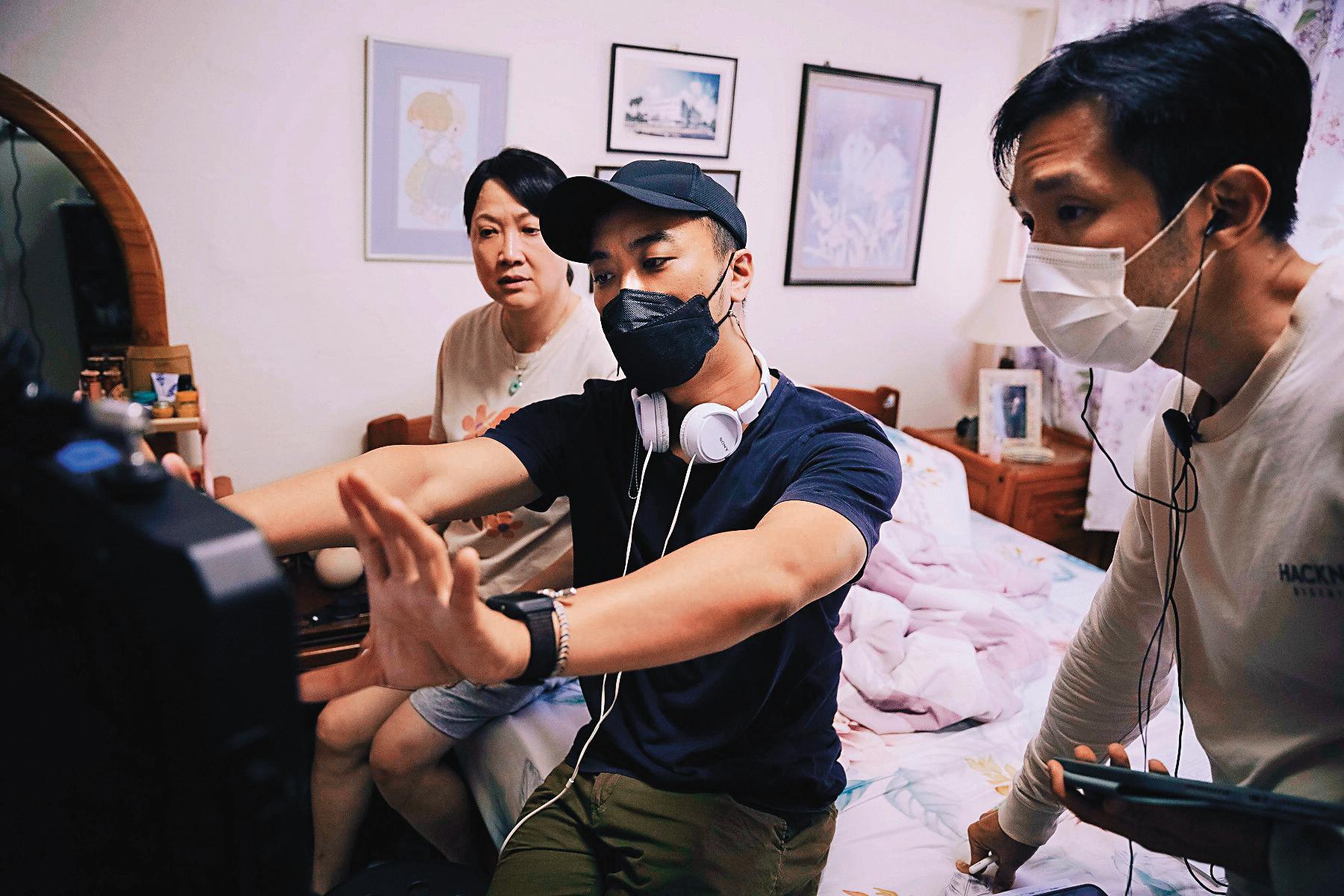 全片新加坡場景約2成，導演何書銘（中）與女主角洪慧芳（左）經常相互討論。（采昌提供）