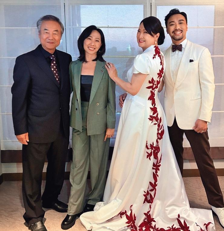 鄭東煥（左起）、編劇王欣茹、洪慧芳與導演何書銘盛裝出席金馬獎頒獎典禮。（翻攝自何書銘IG）