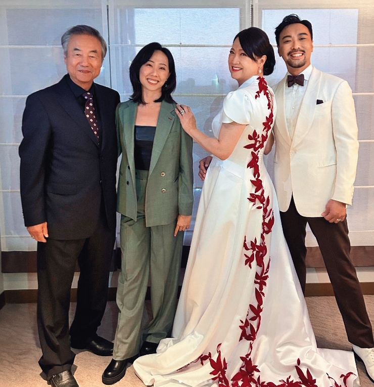 鄭東煥(左起)、編劇王欣茹、洪慧芳與導演何書銘盛裝出席金馬獎頒獎典禮。(翻攝自何書銘IG)